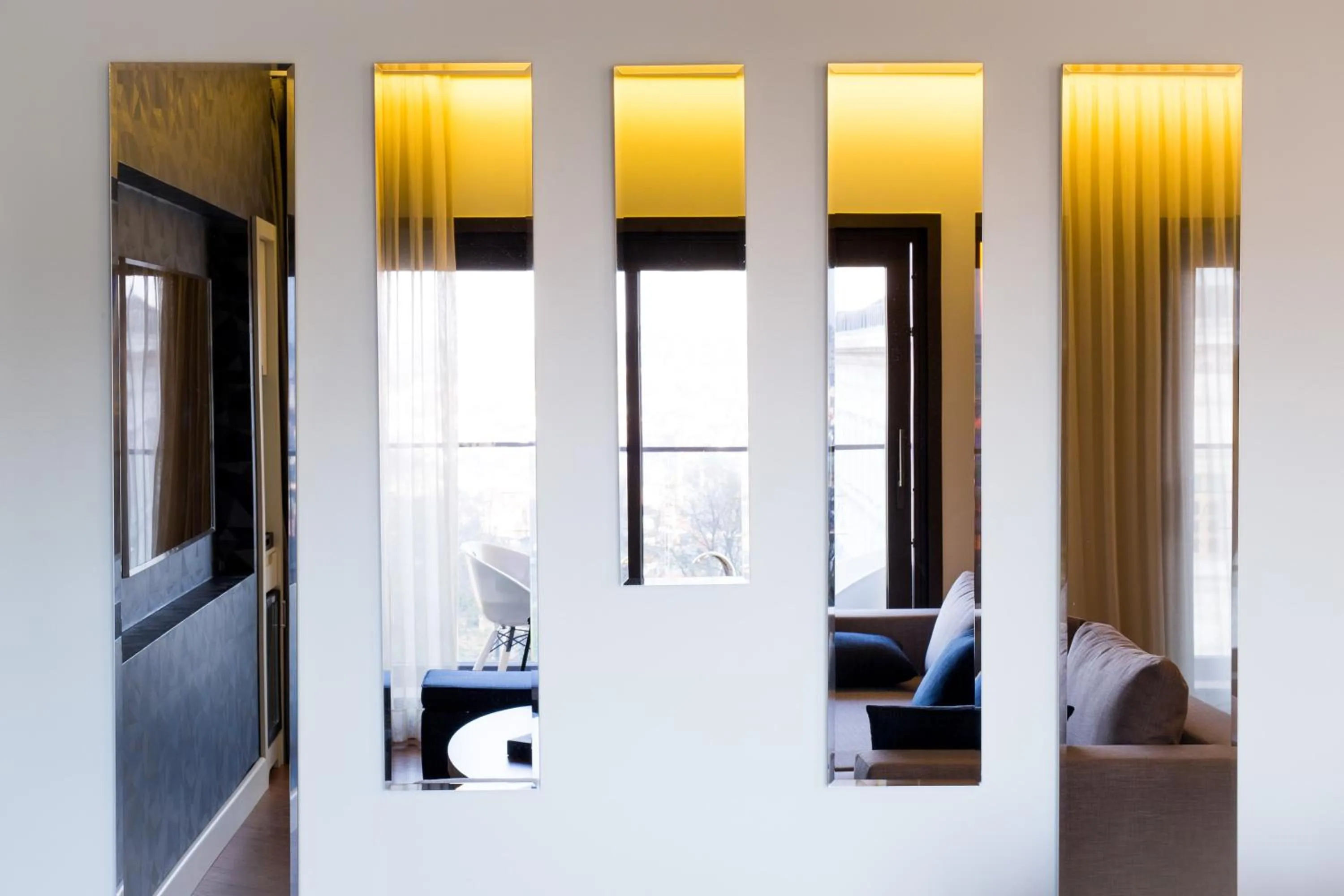 Day in Maroon Hotel Pera