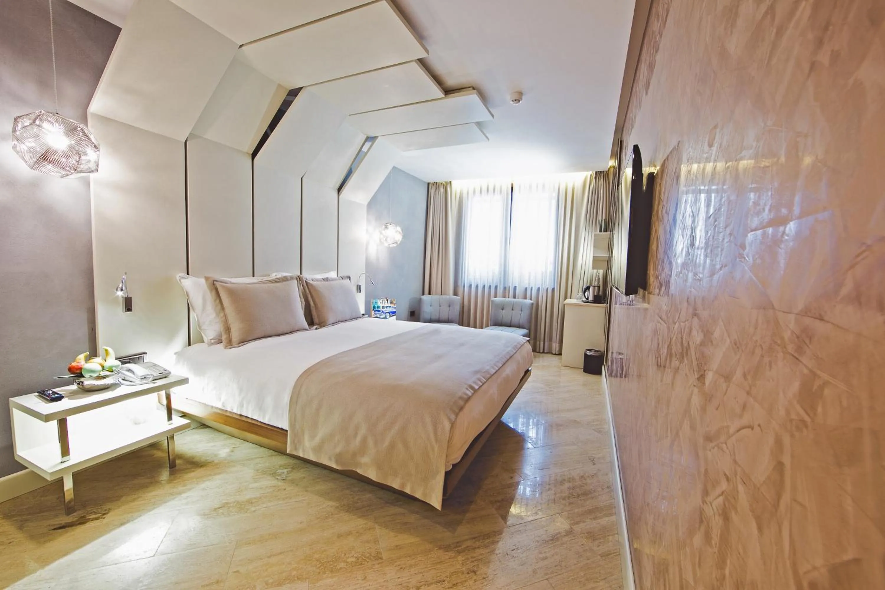 Photo of the whole room, Bed in Maroon Hotel Pera