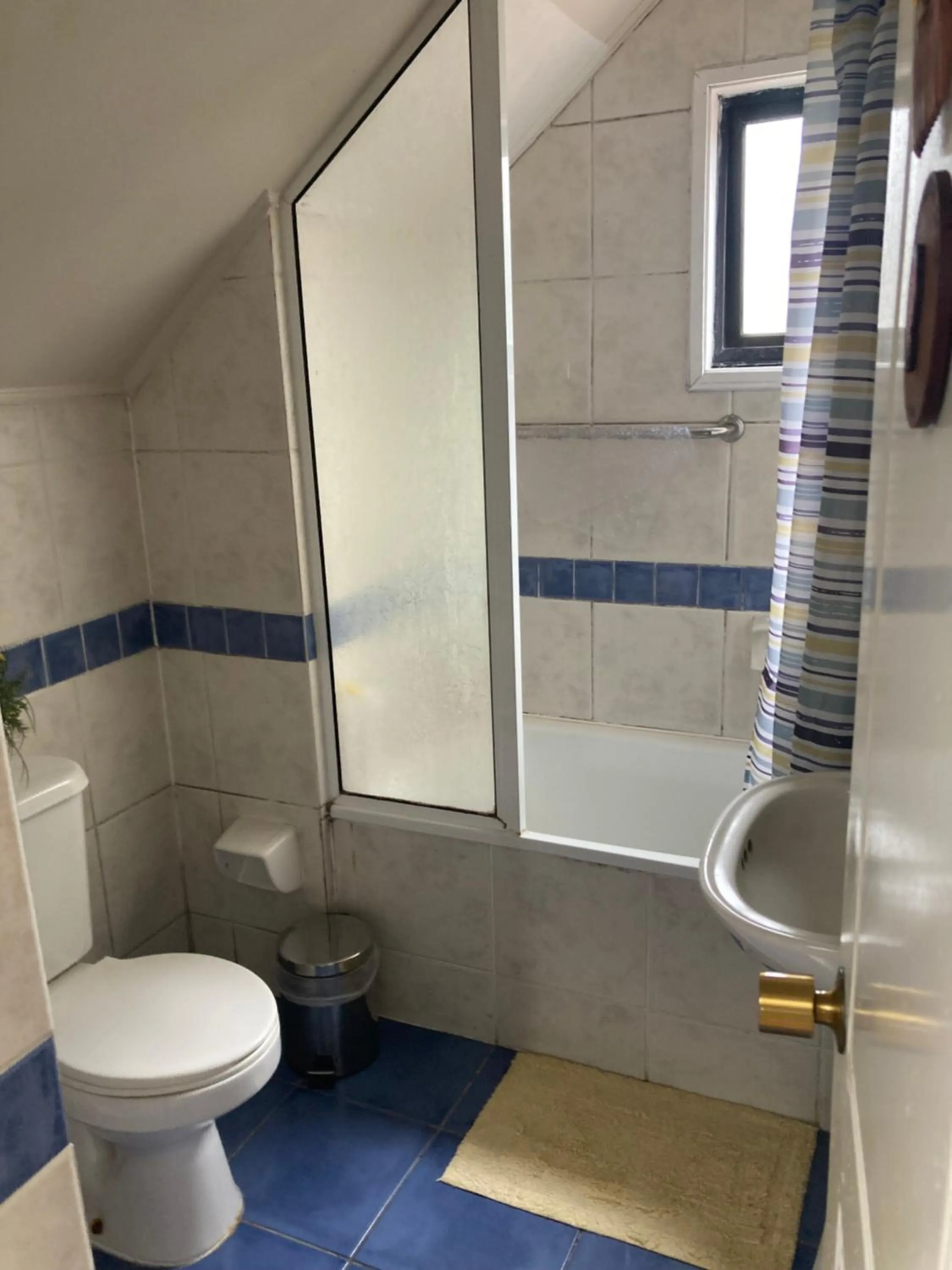 Shower in Hospedaje El Roble, Puerto Varas