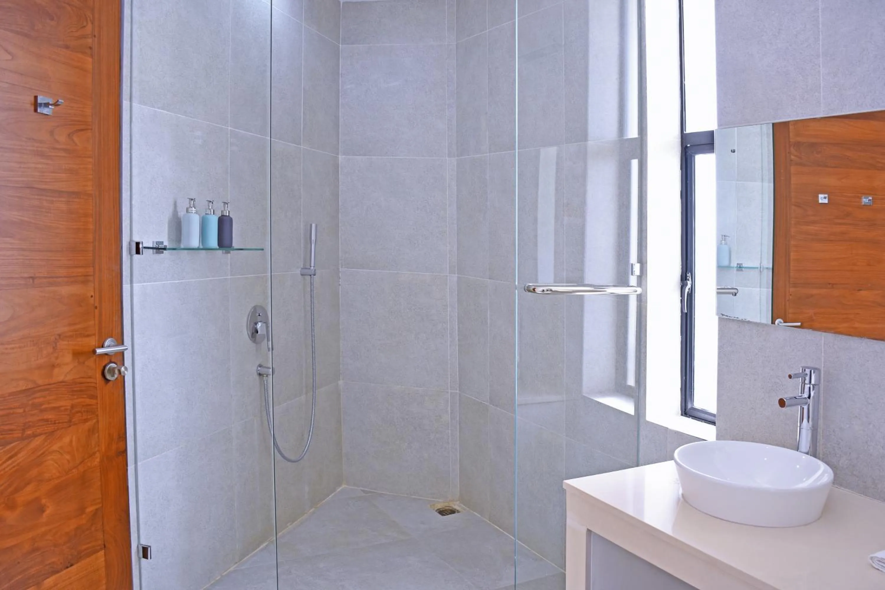 Bathroom in Villa Santé, Kalpitiya by The Serendipity Collection