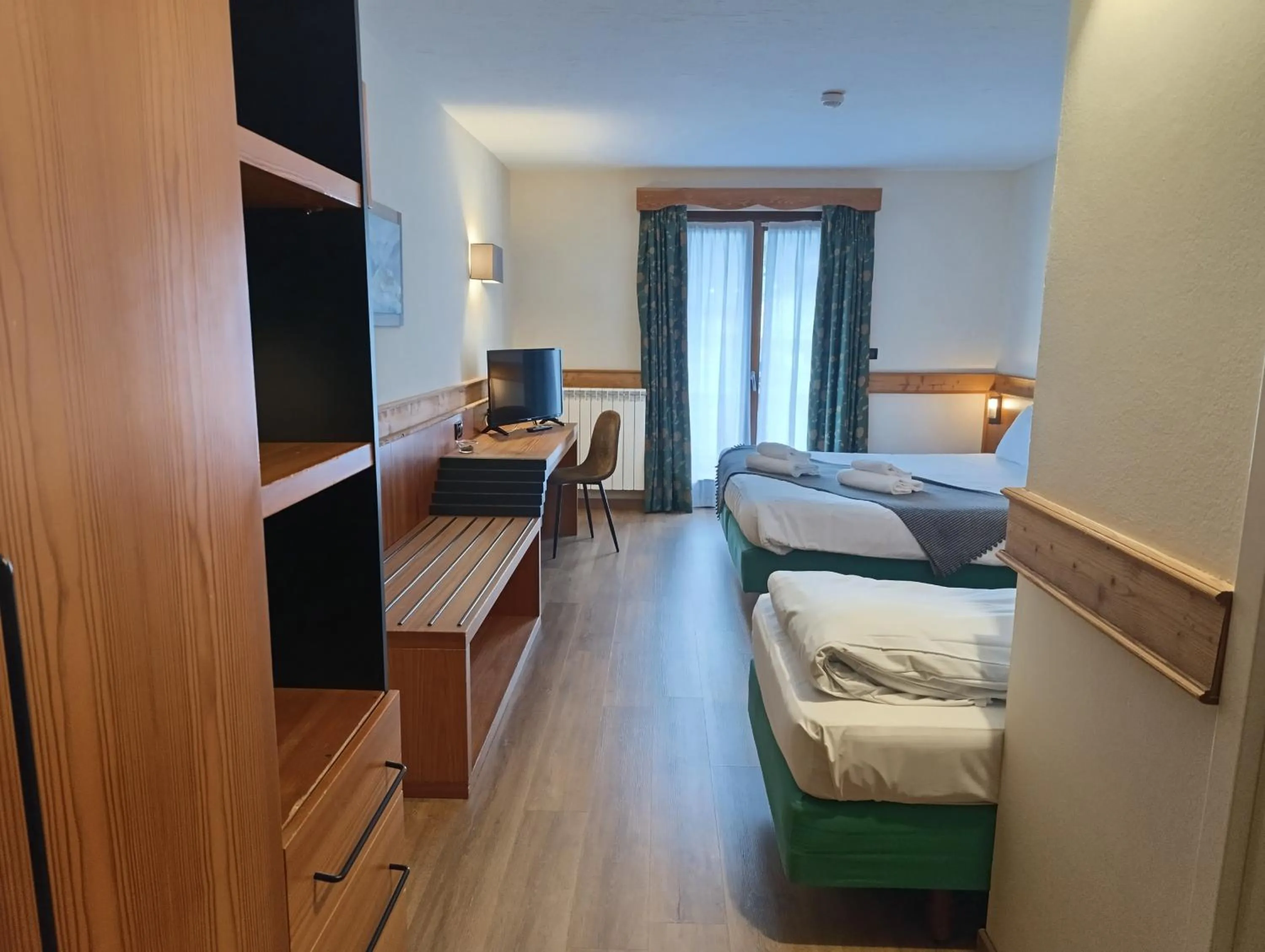 Photo of the whole room, Bed in Hotel De Champoluc