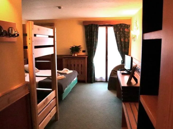 Bedroom, Bed in Hotel De Champoluc