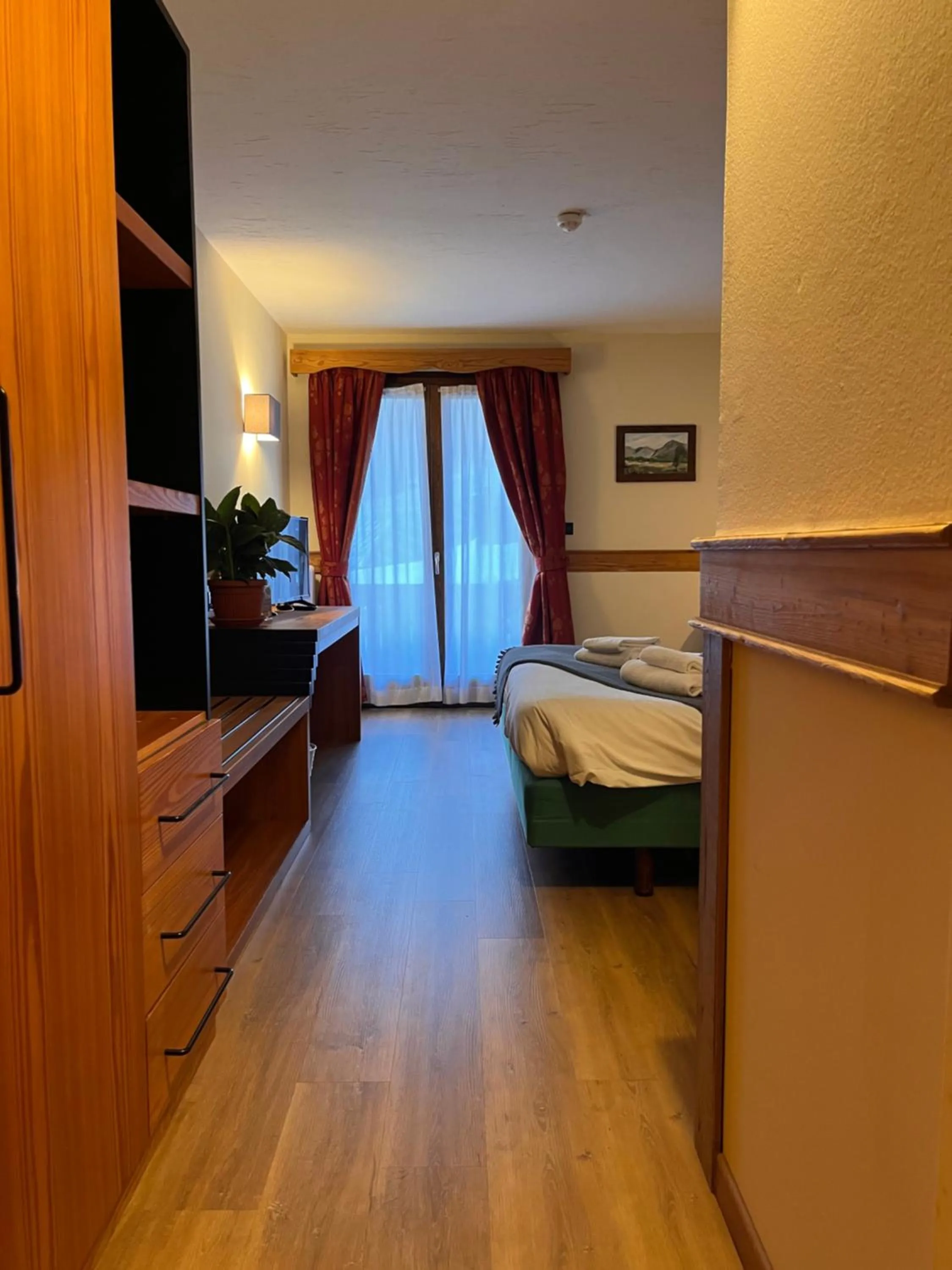 Photo of the whole room, Bed in Hotel De Champoluc