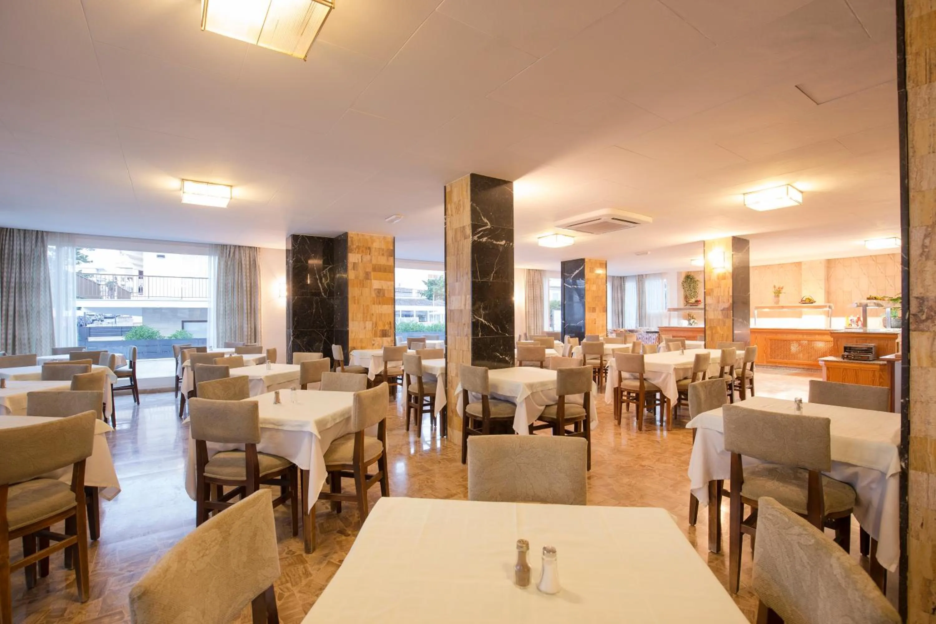 Restaurant/places to eat in Hotel Sultán