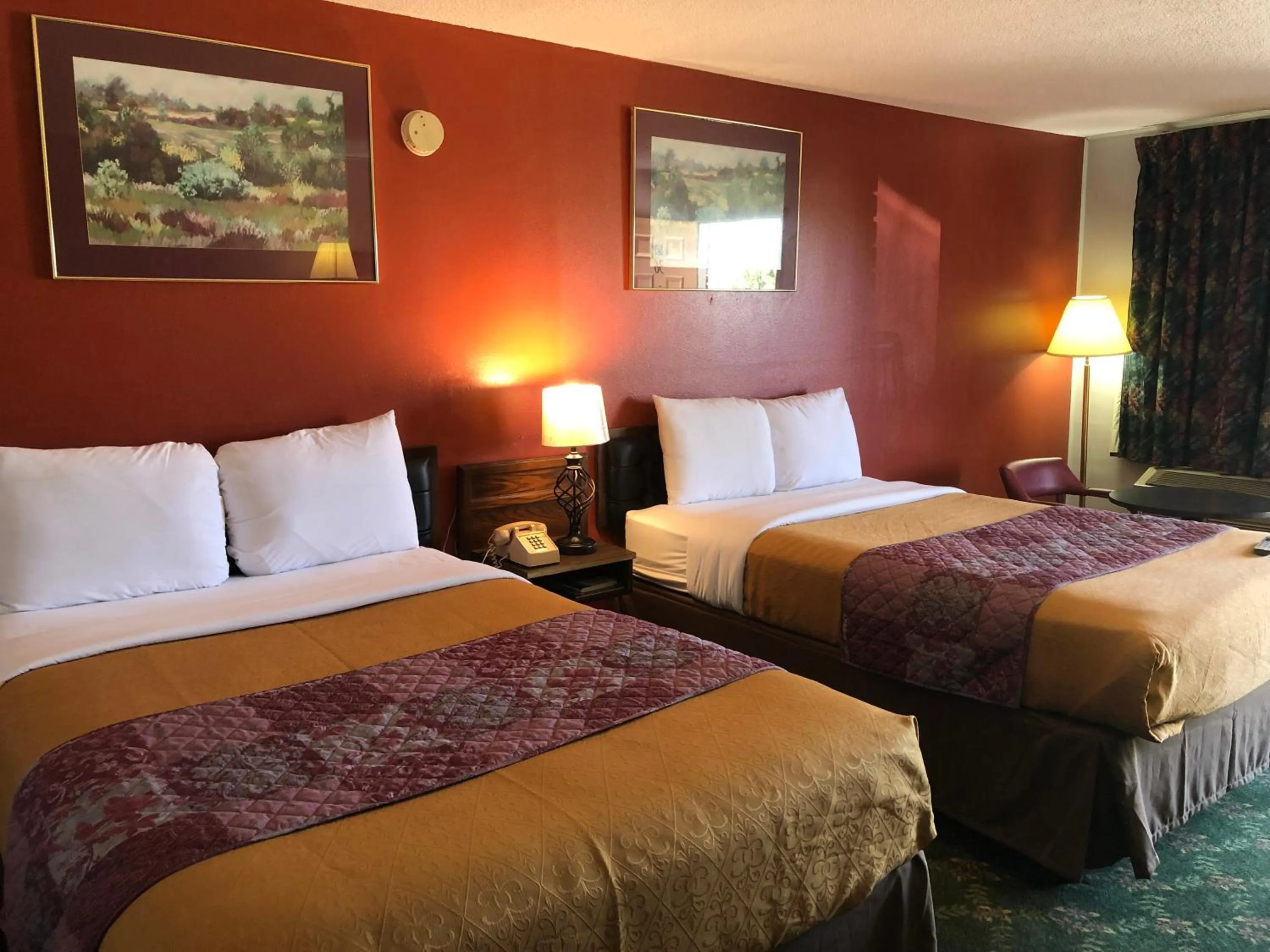 Bed in Budget Host Inn