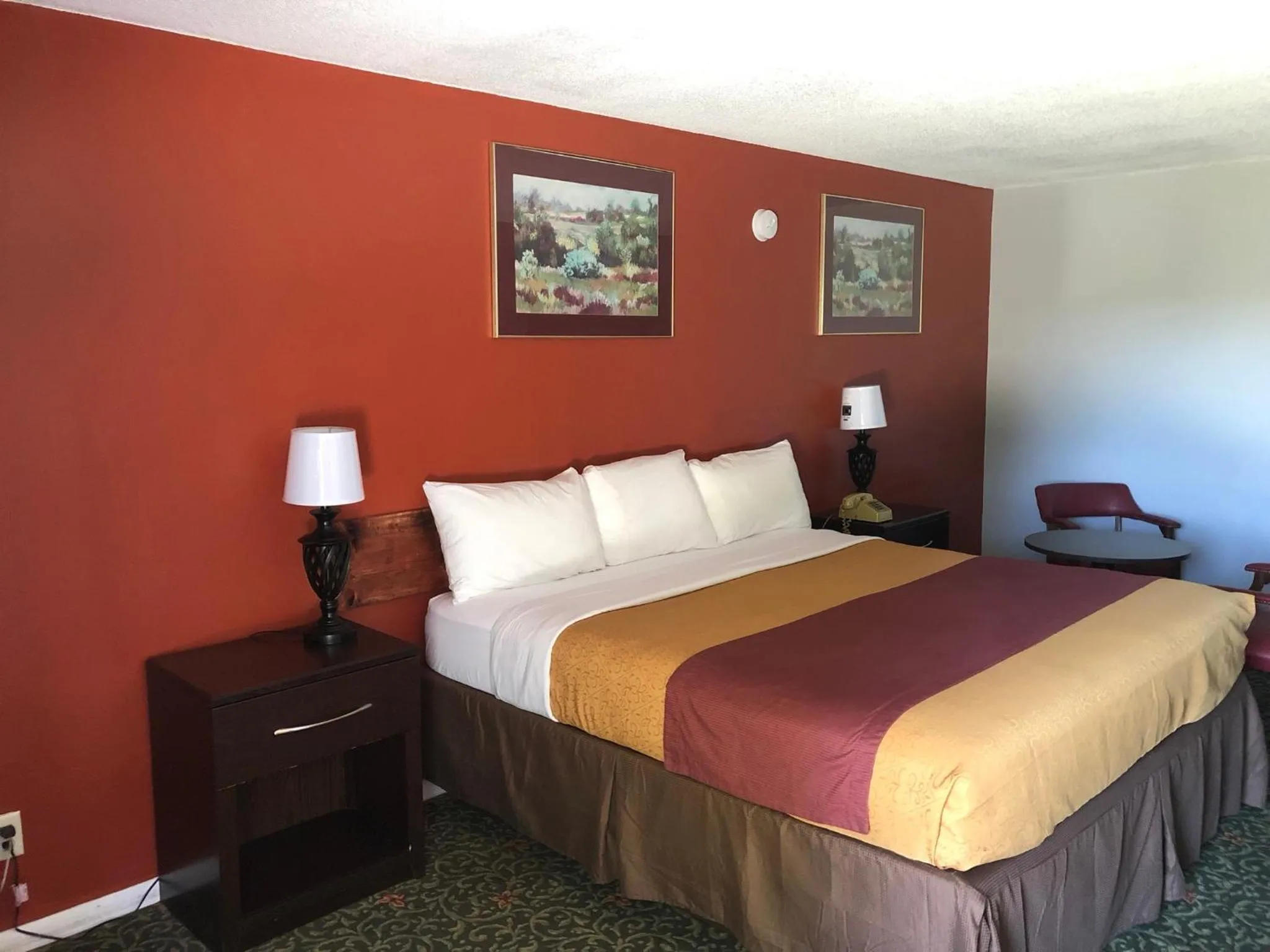 Bed in Budget Host Inn