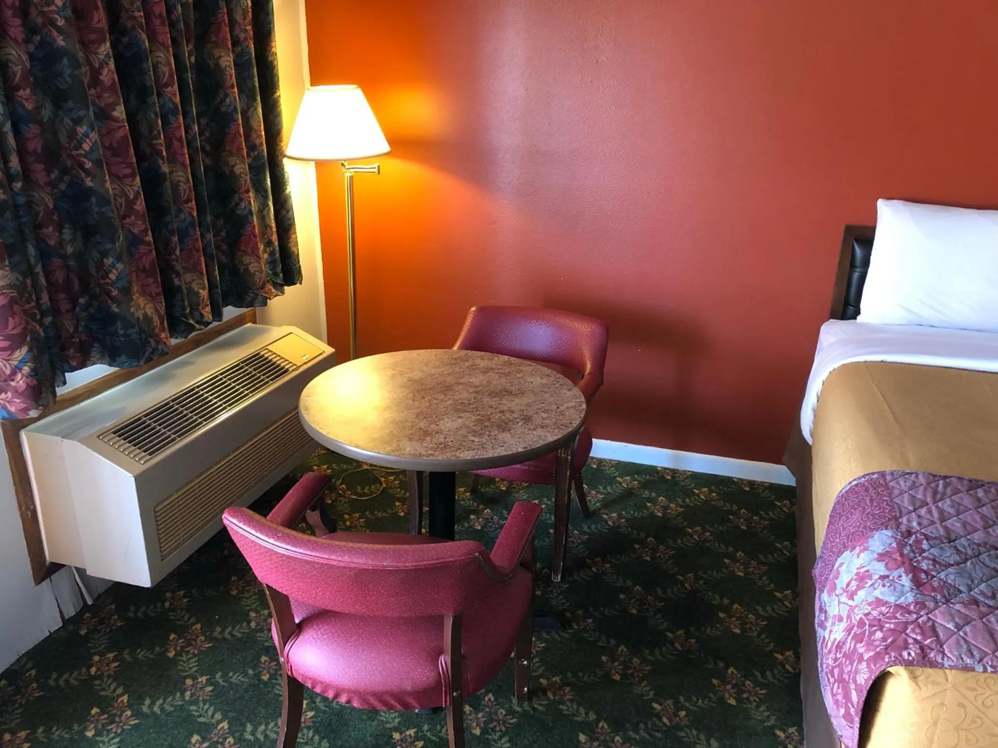 Seating area, Bed in Budget Host Inn