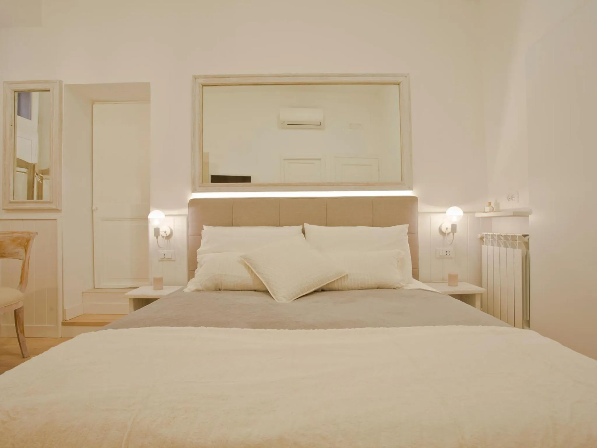 Photo of the whole room, Bed in Primo Piano Suites