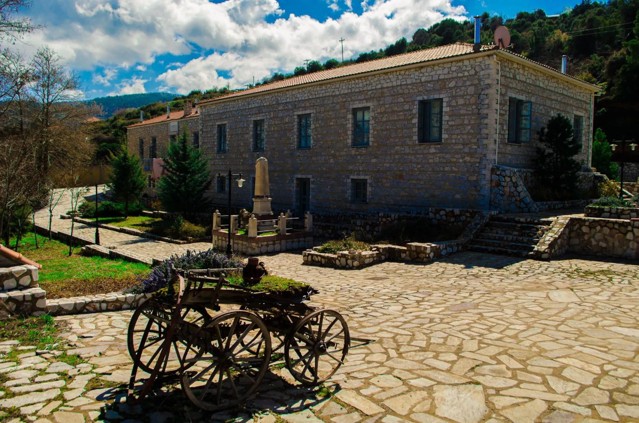 Facade/entrance, Property Building in 1821 En Dolianis