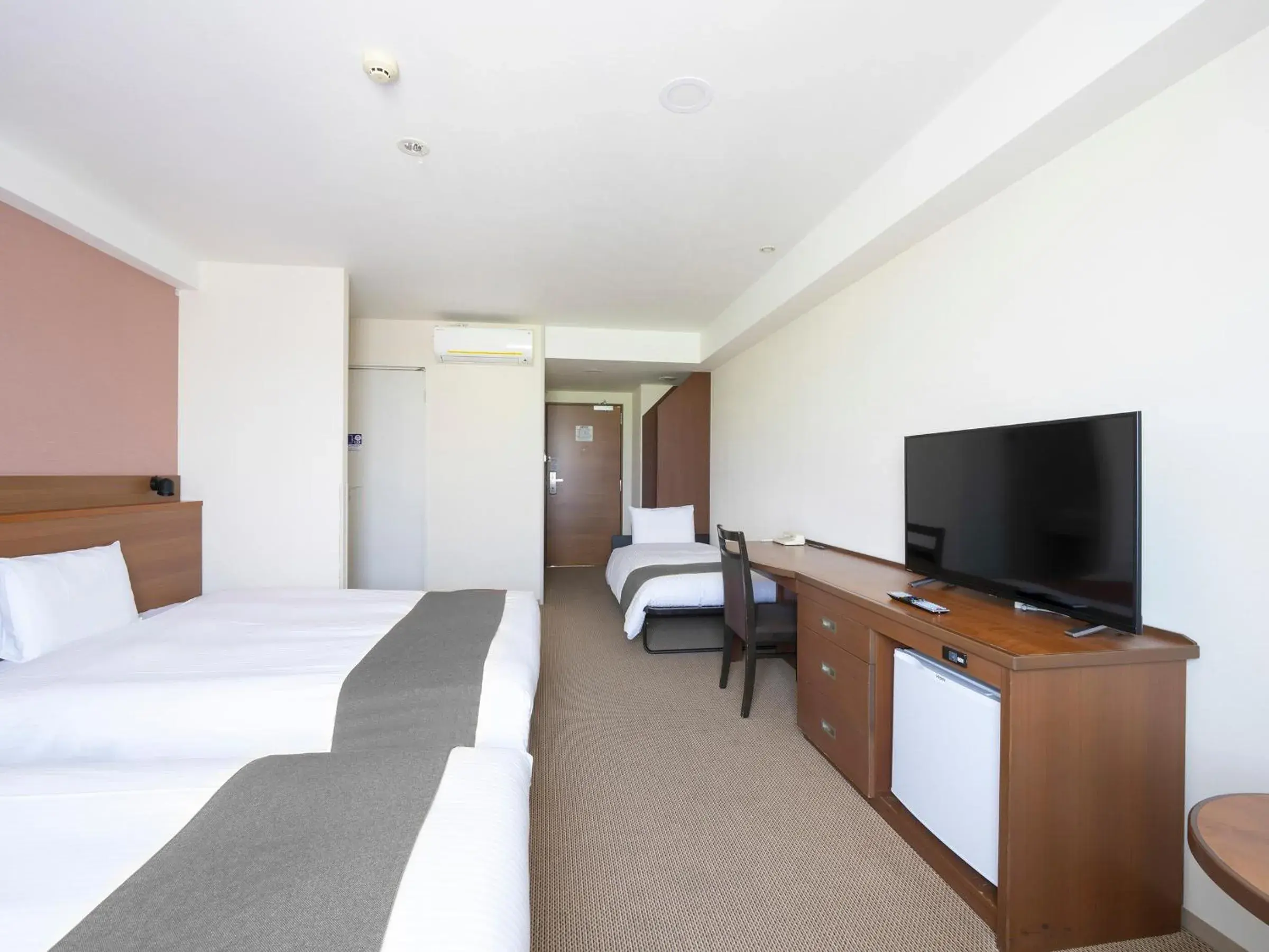 Twin Room with Extra Bed - Non-Smoking in Vessel Hotel Kanda Kitakyushu Airport Twin Room with Extra Bed - Non-Smoking in Vessel Hotel Kanda Kitakyushu Airport