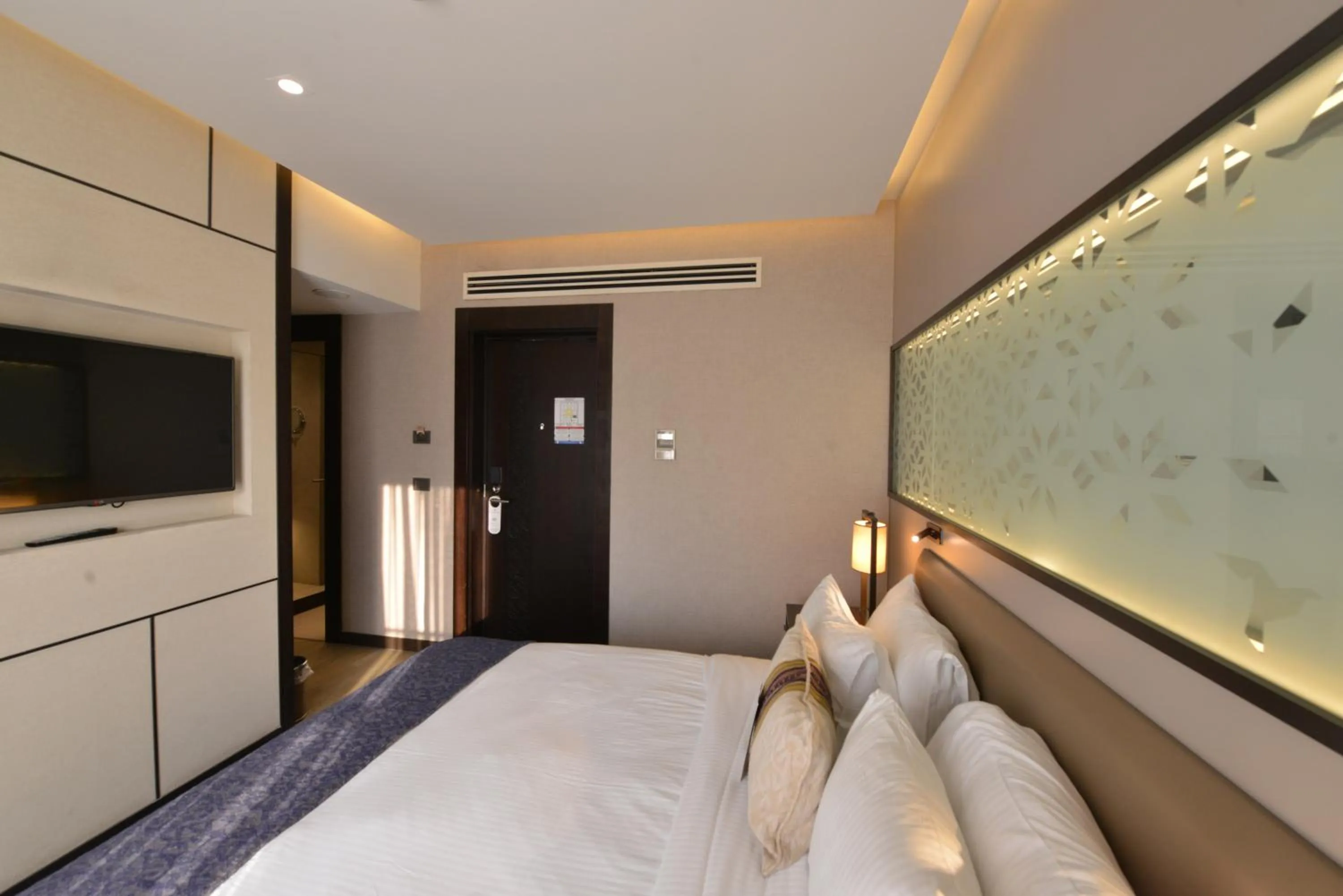 Photo of the whole room, Bed in Waxwing Hotel