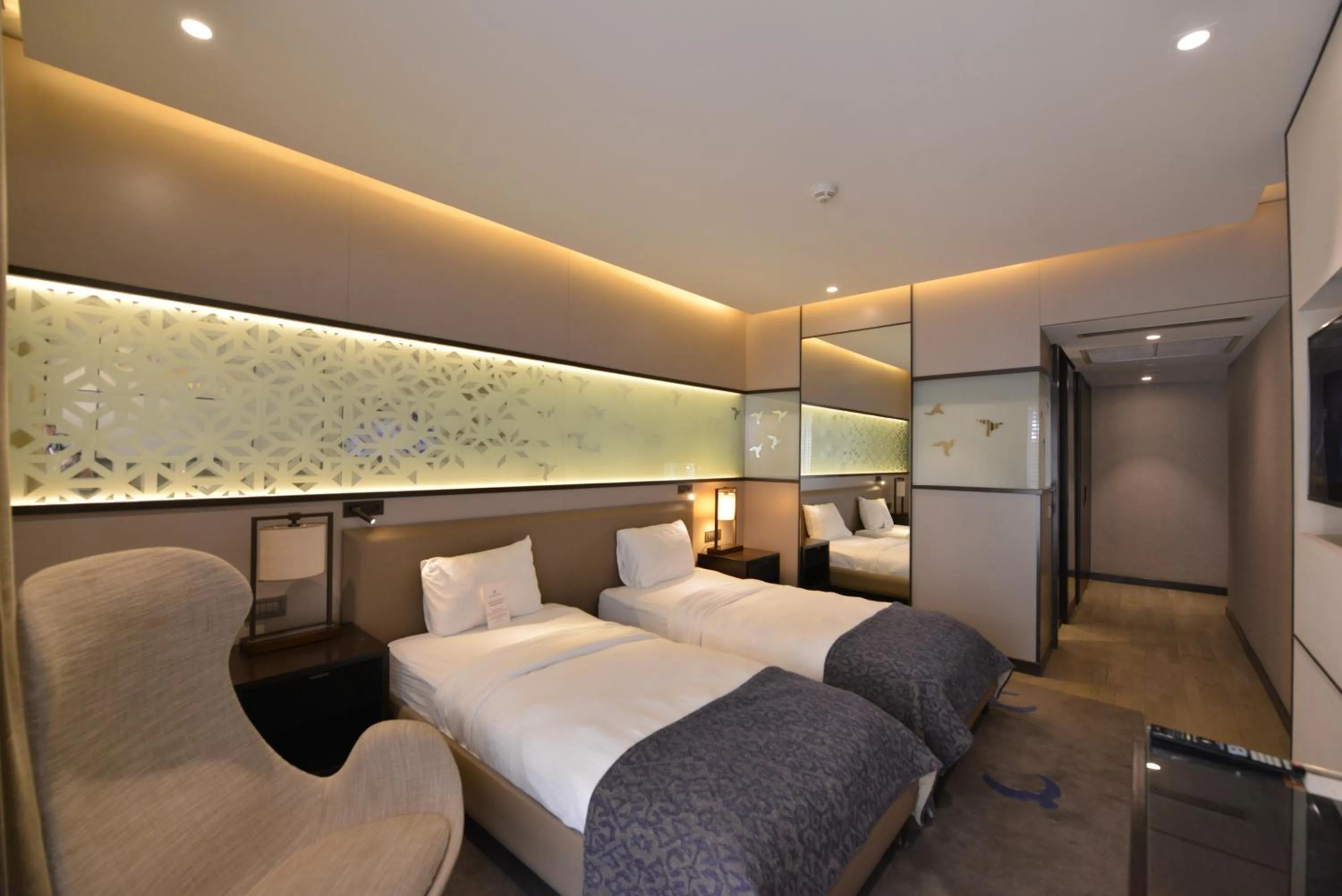 Photo of the whole room, Bed in Waxwing Hotel