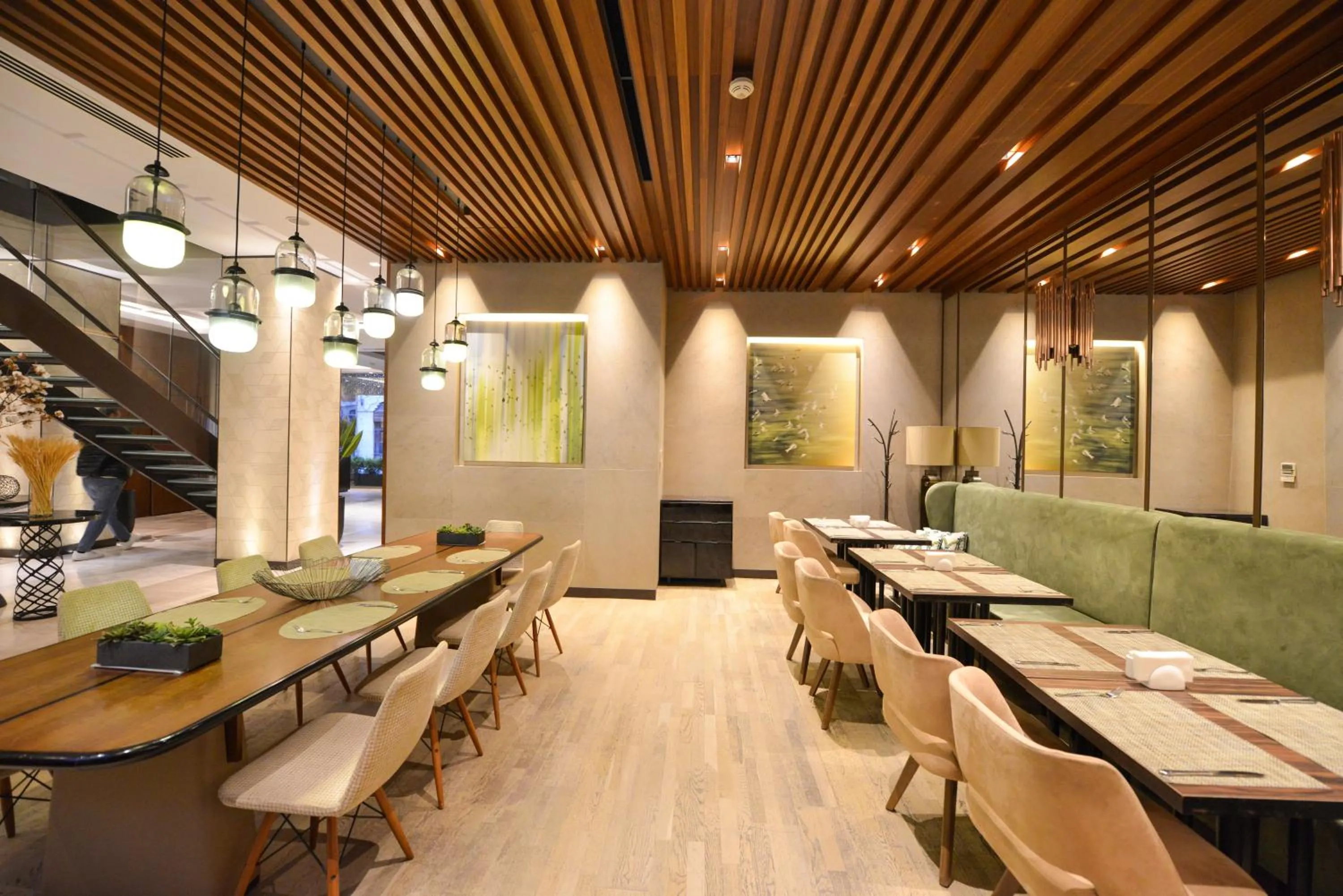 Restaurant/places to eat in Waxwing Hotel