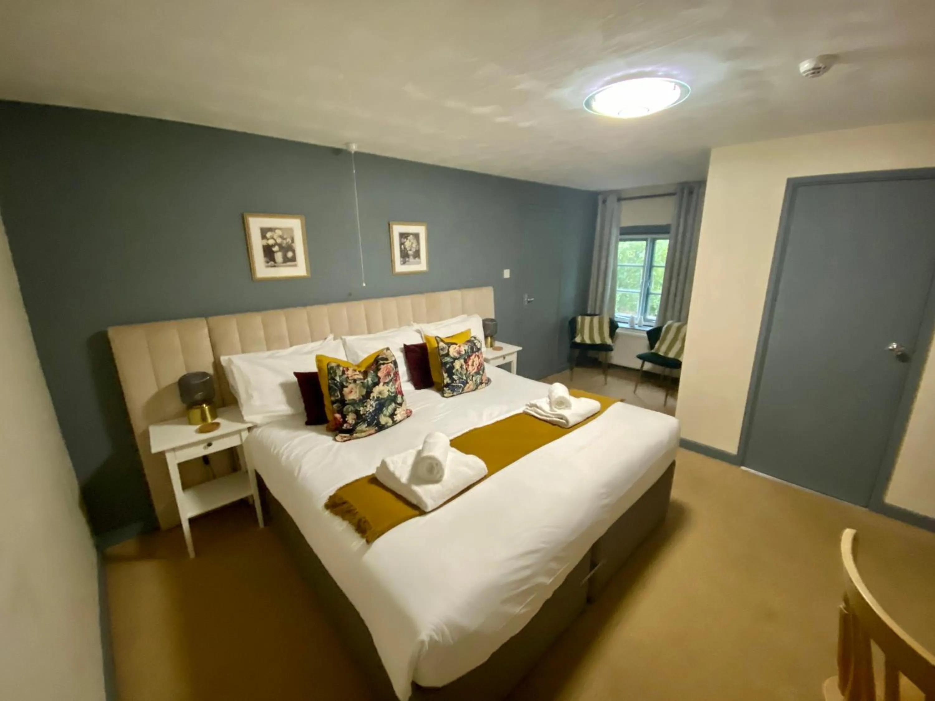 Bedroom, Bed in The Lion at West Pennard