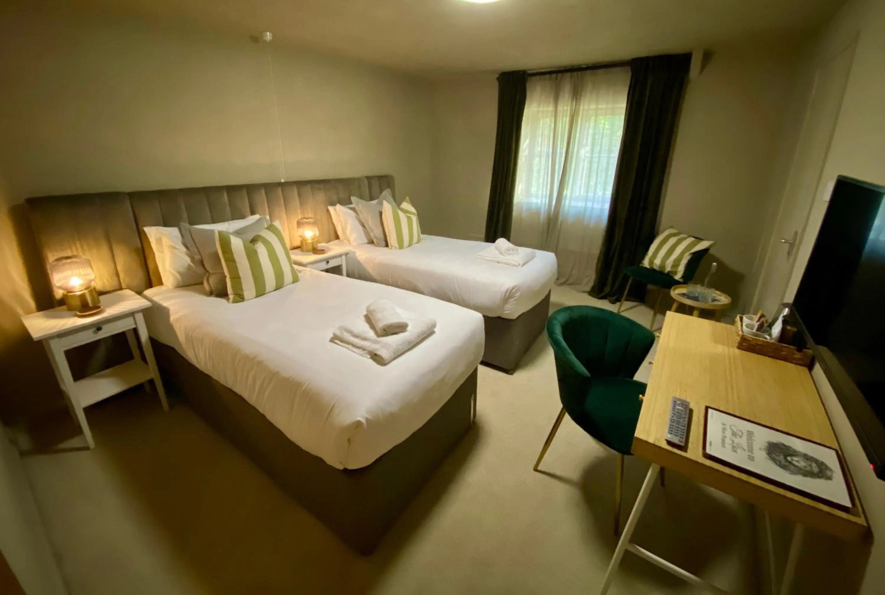 Bedroom, Bed in The Lion at West Pennard