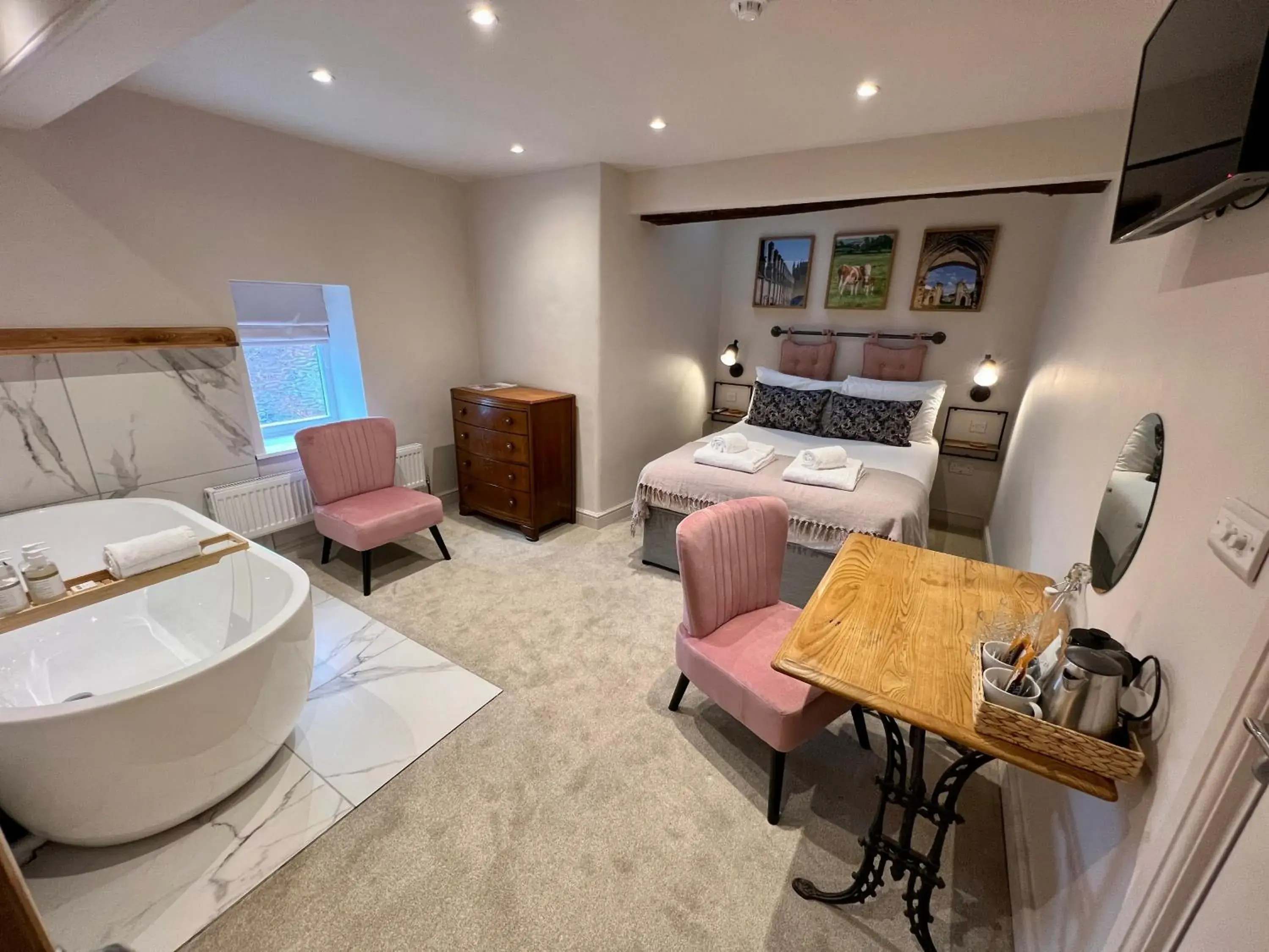 Superior Double Room in The Lion at West Pennard Superior Double Room in The Lion at West Pennard