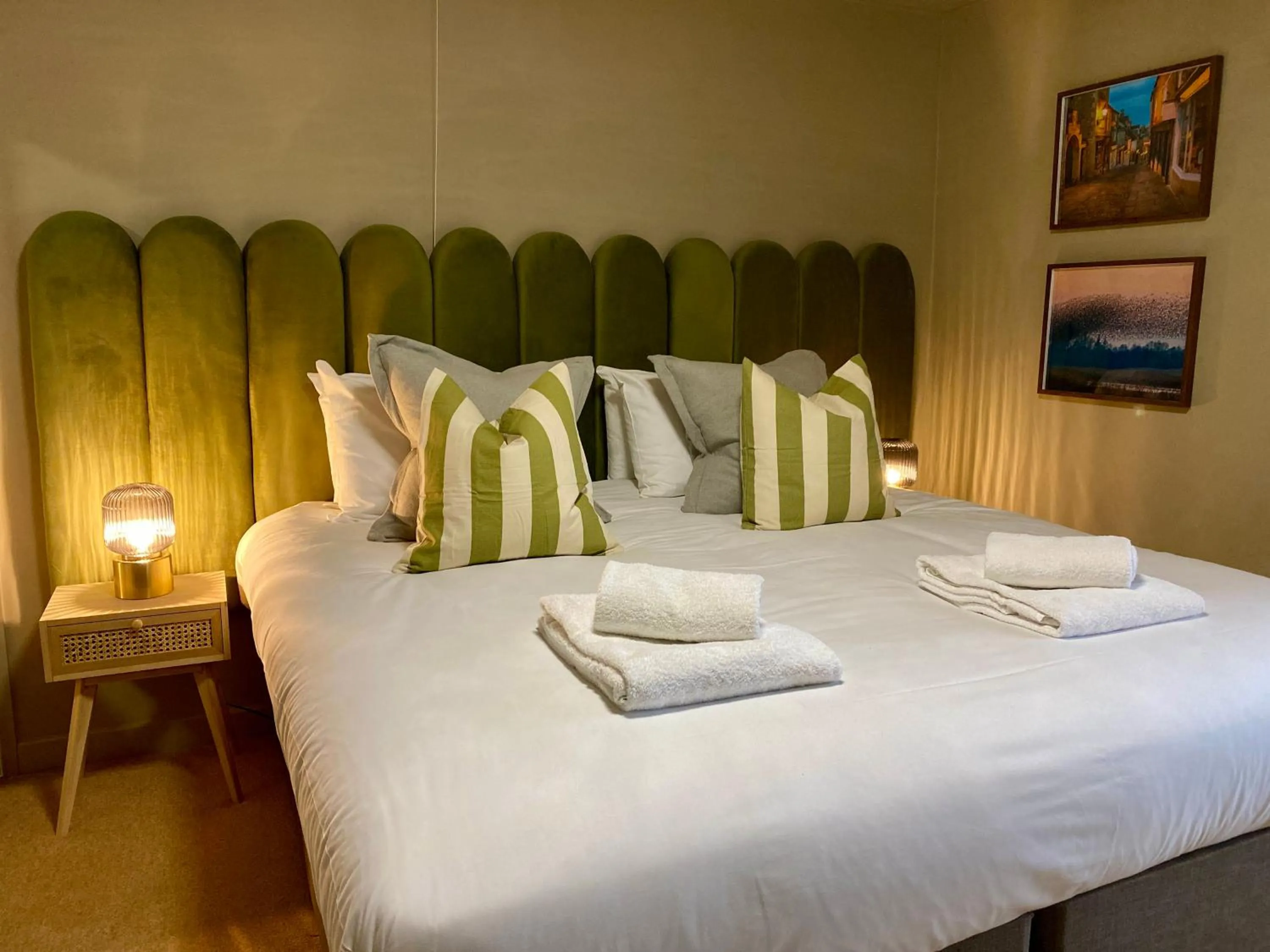 Bedroom, Bed in The Lion at West Pennard
