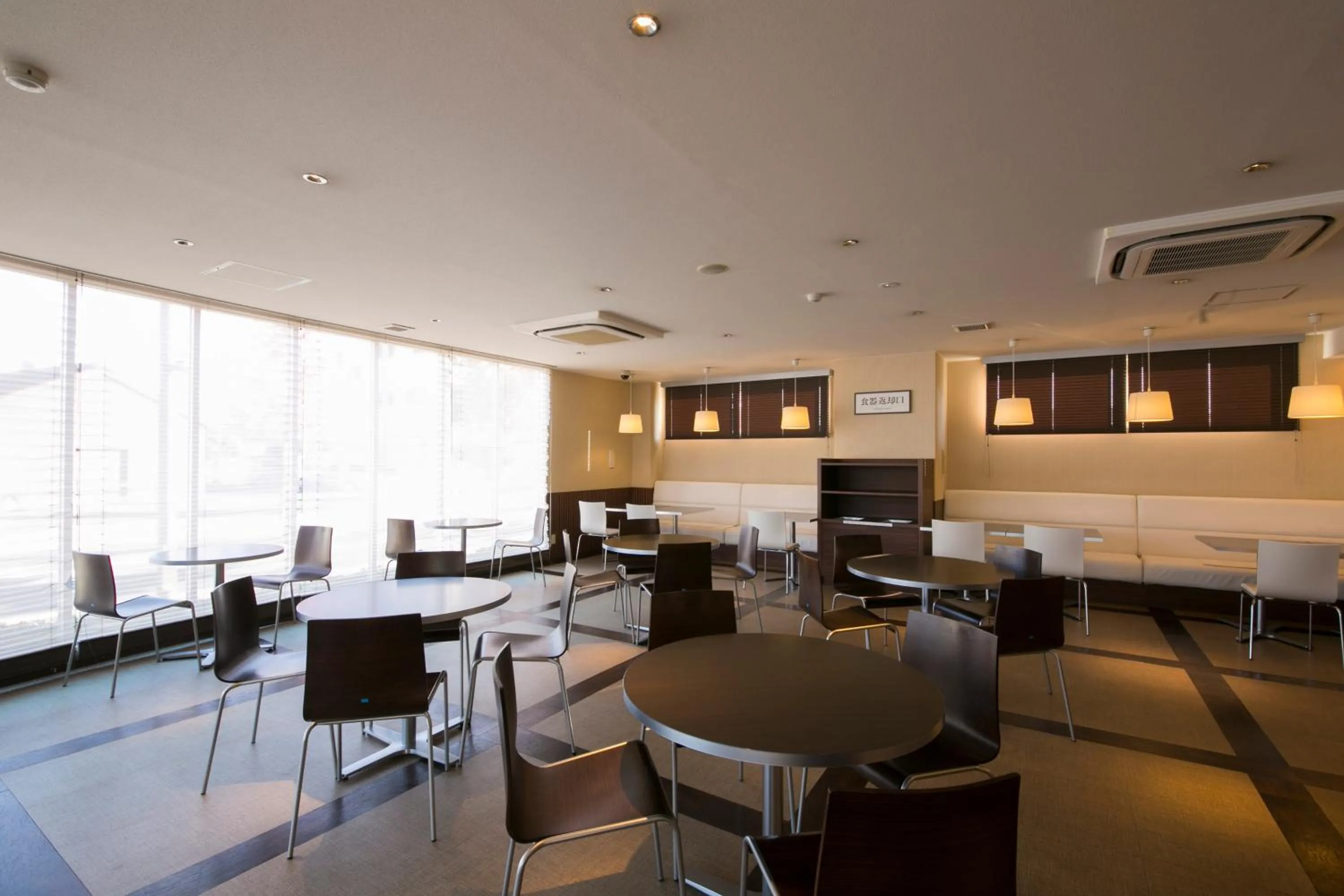 Restaurant/places to eat in Centre One Hotel Handa