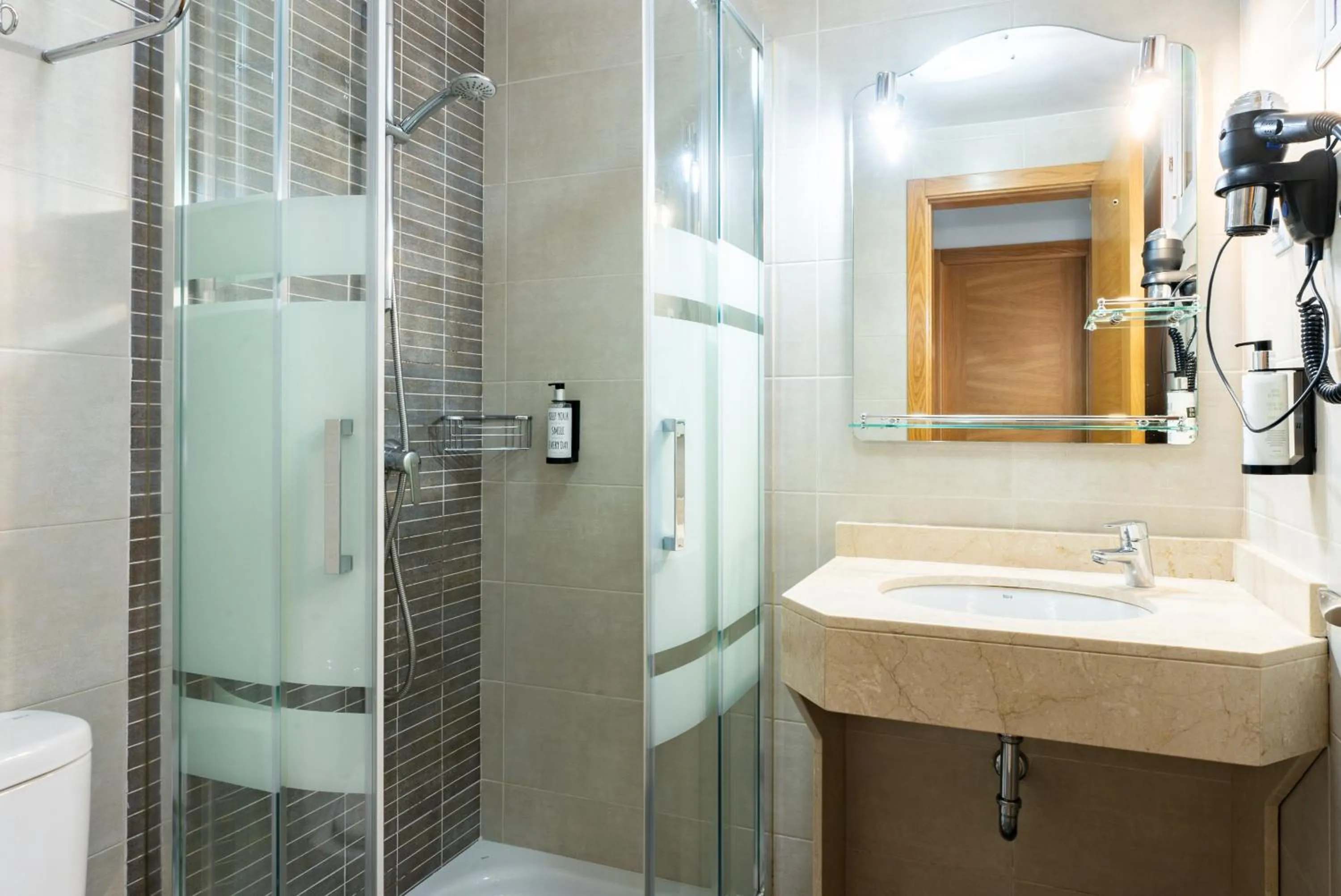 Shower in Smartr Madrid Chueca