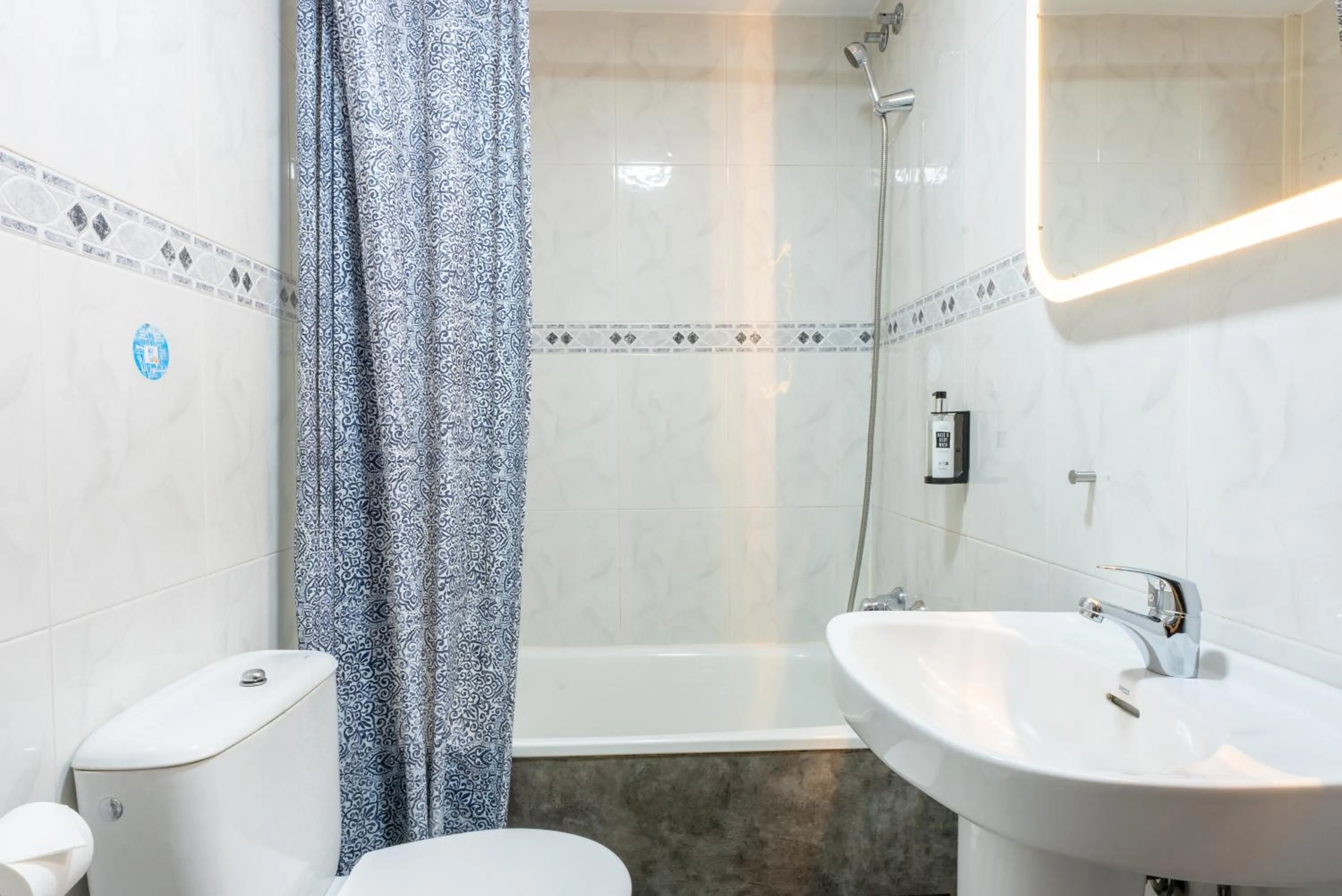 Shower in Smartr Madrid Chueca