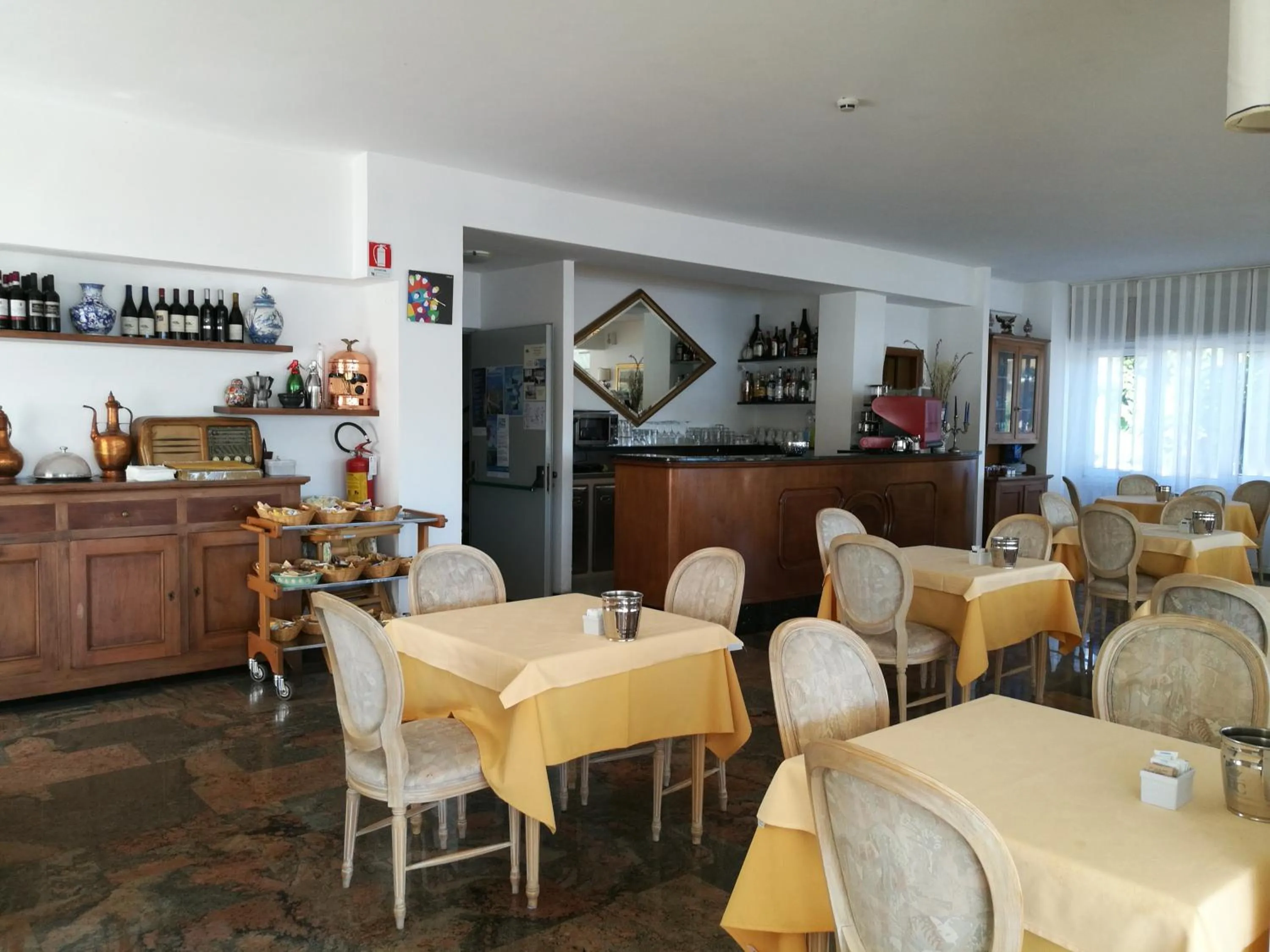 Restaurant/places to eat in Hotel Capri