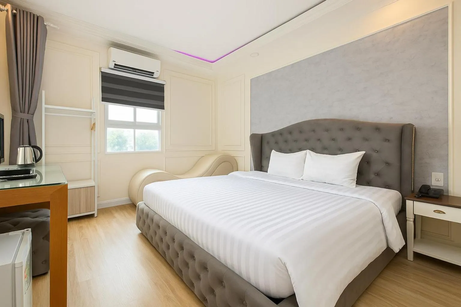 Photo of the whole room, Bed in Quy Hung Hotel Central