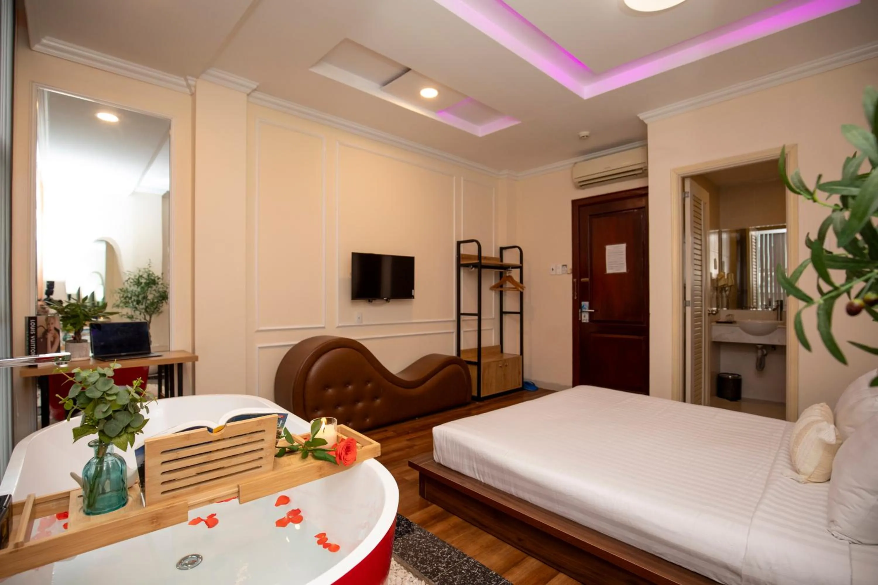 Communal lounge/ TV room, Bed in Quy Hung Hotel Central