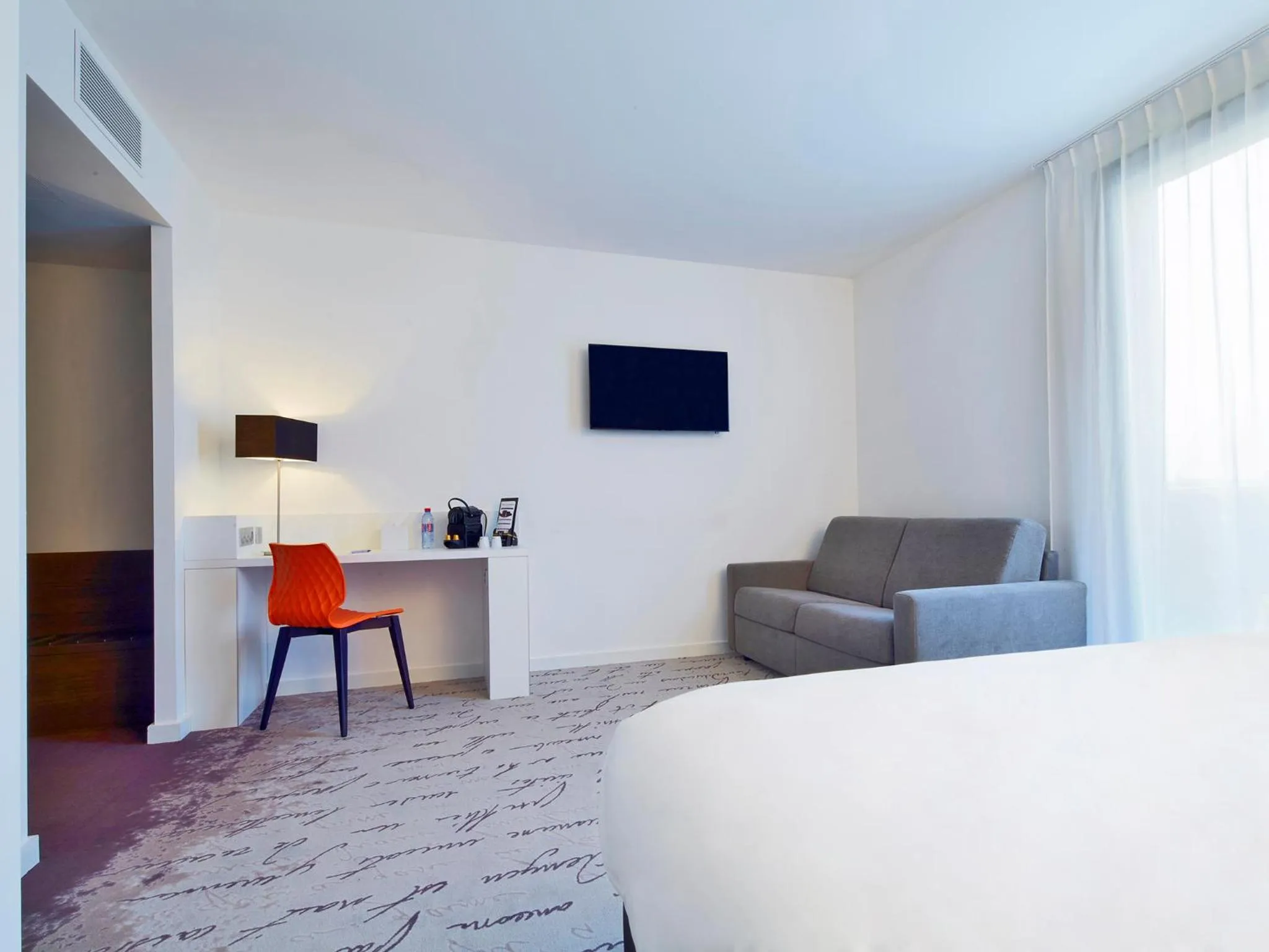 Seating area, Bed in Kyriad Troyes Centre