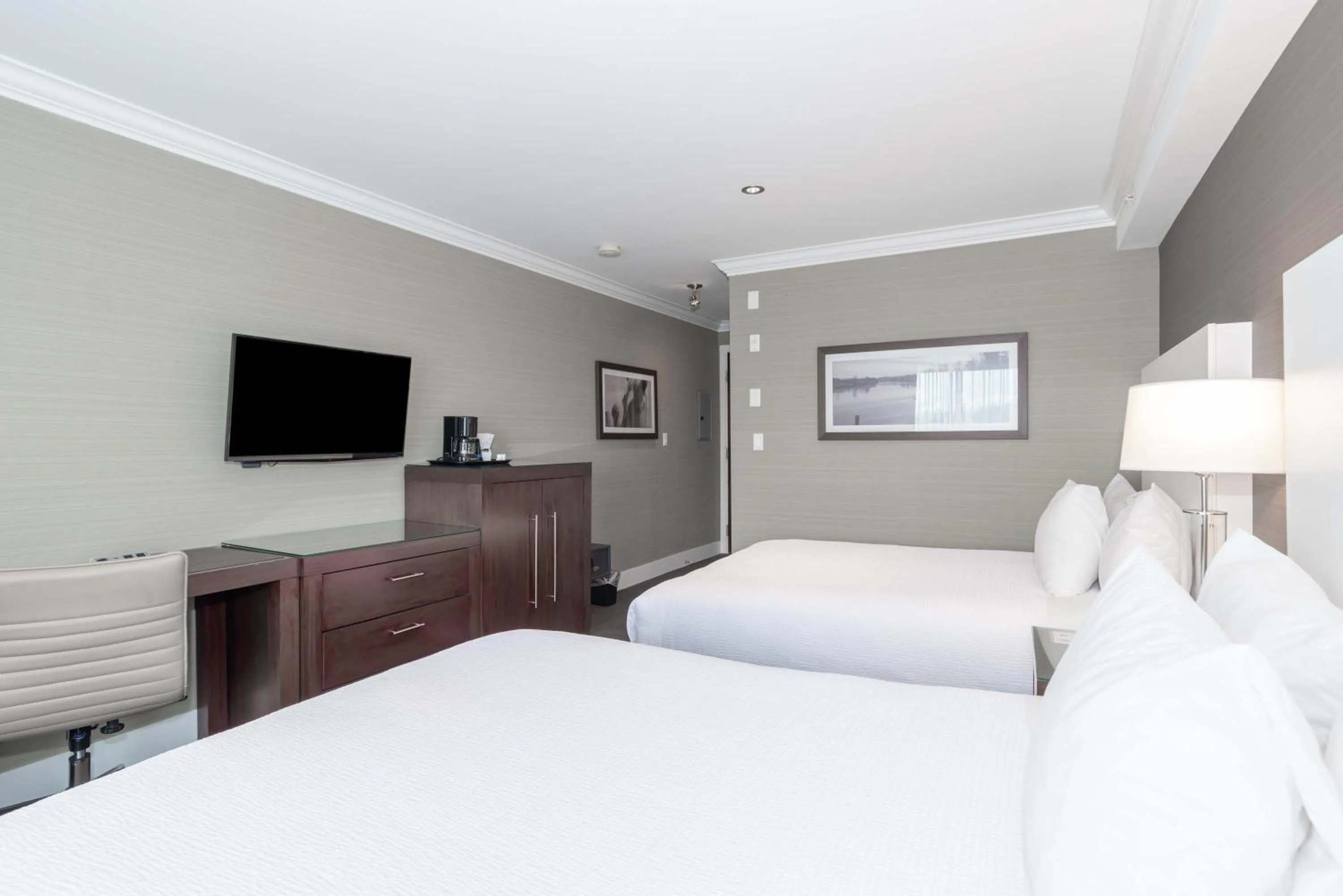 Photo of the whole room, Bed in Sandman Hotel Abbotsford Airport