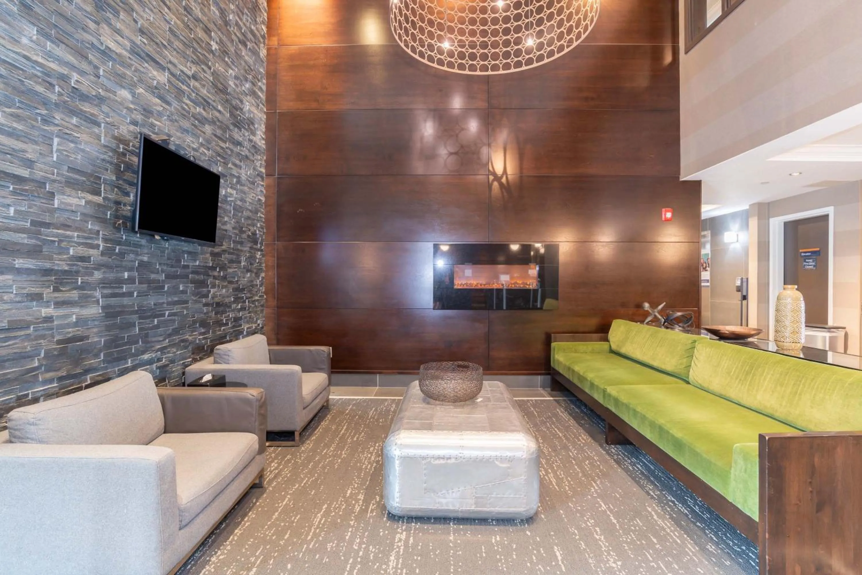 Lobby or reception in Sandman Hotel Abbotsford Airport