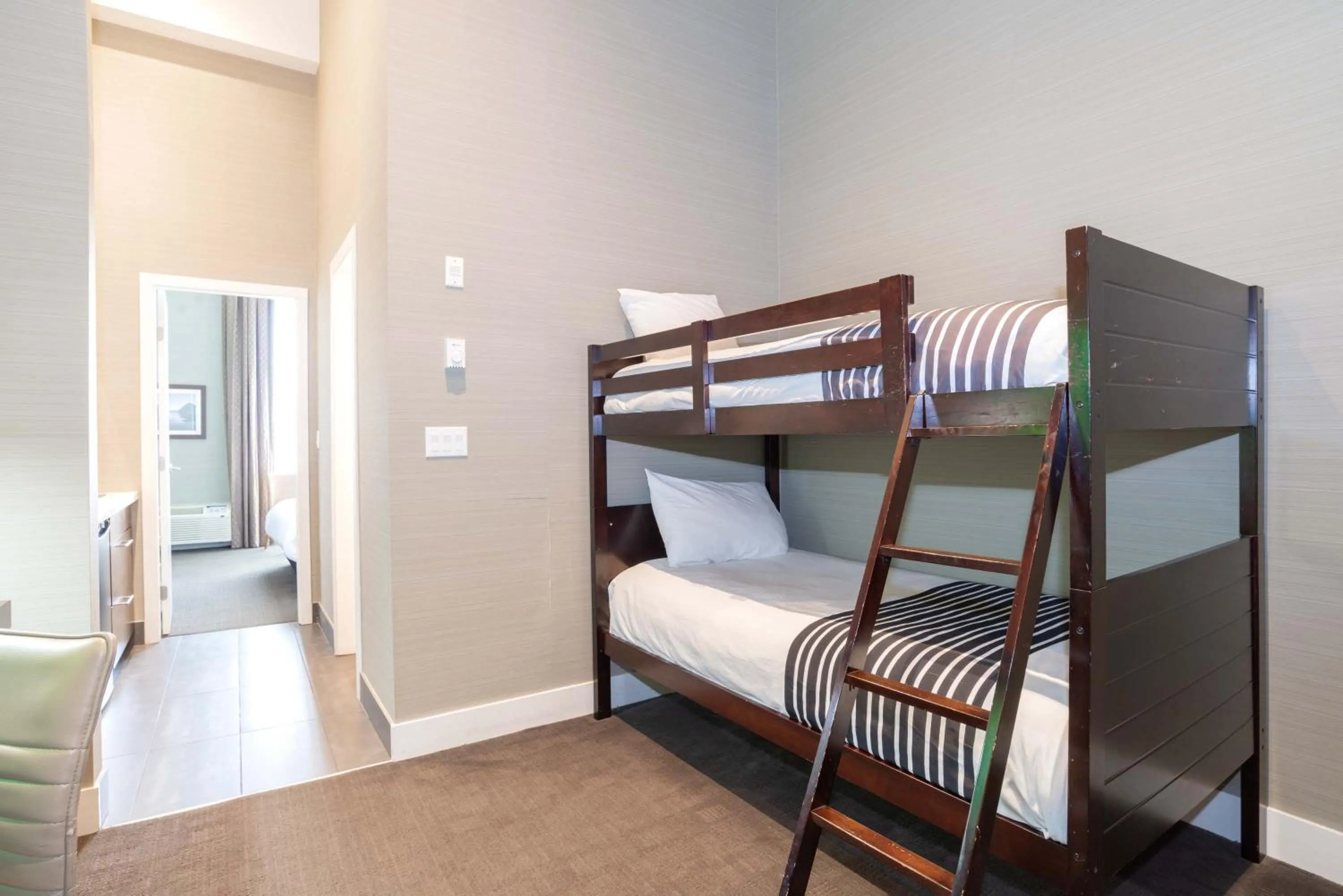 Photo of the whole room, Bed in Sandman Hotel Abbotsford Airport