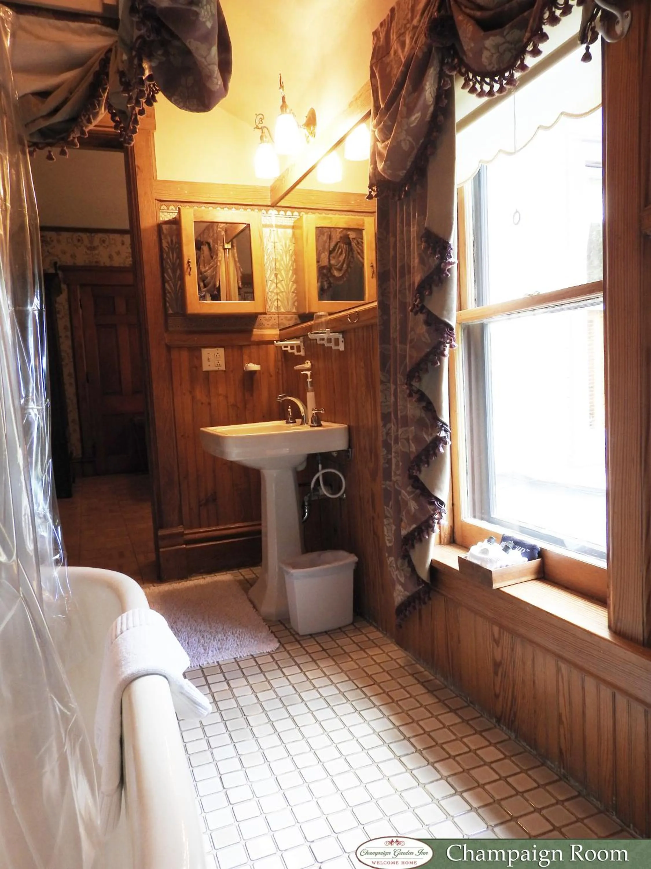 Bathroom in Champaign Garden Inn