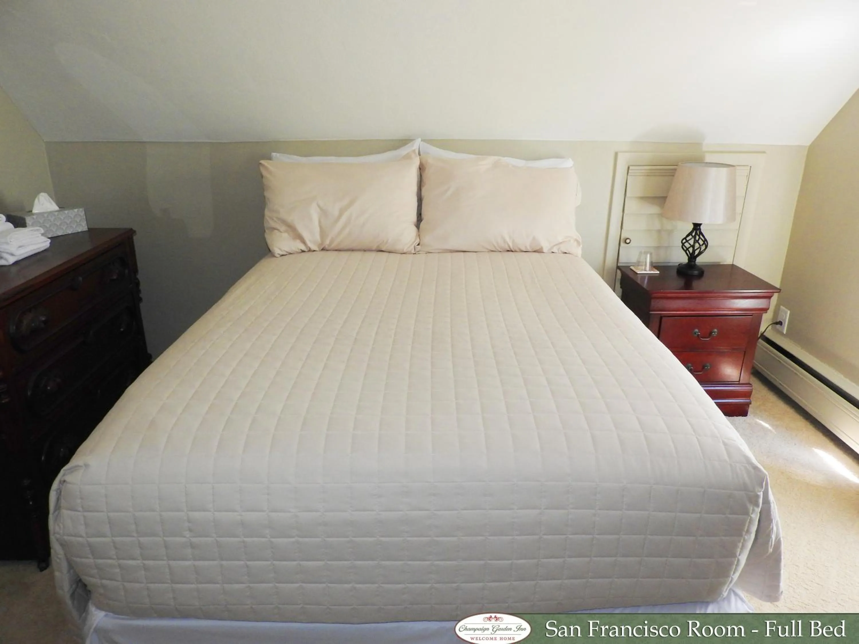 Bed in Champaign Garden Inn