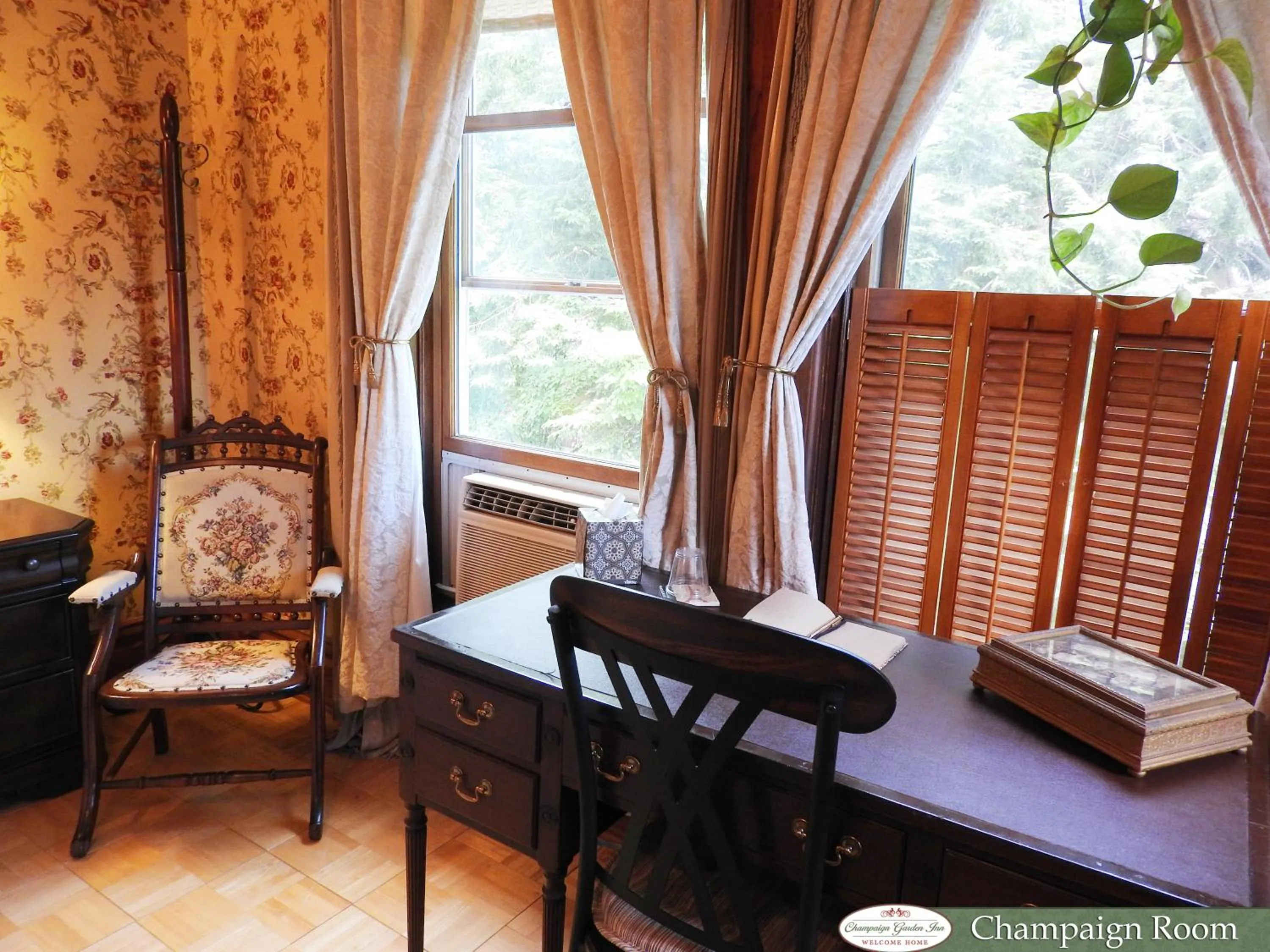 Decorative detail in Champaign Garden Inn