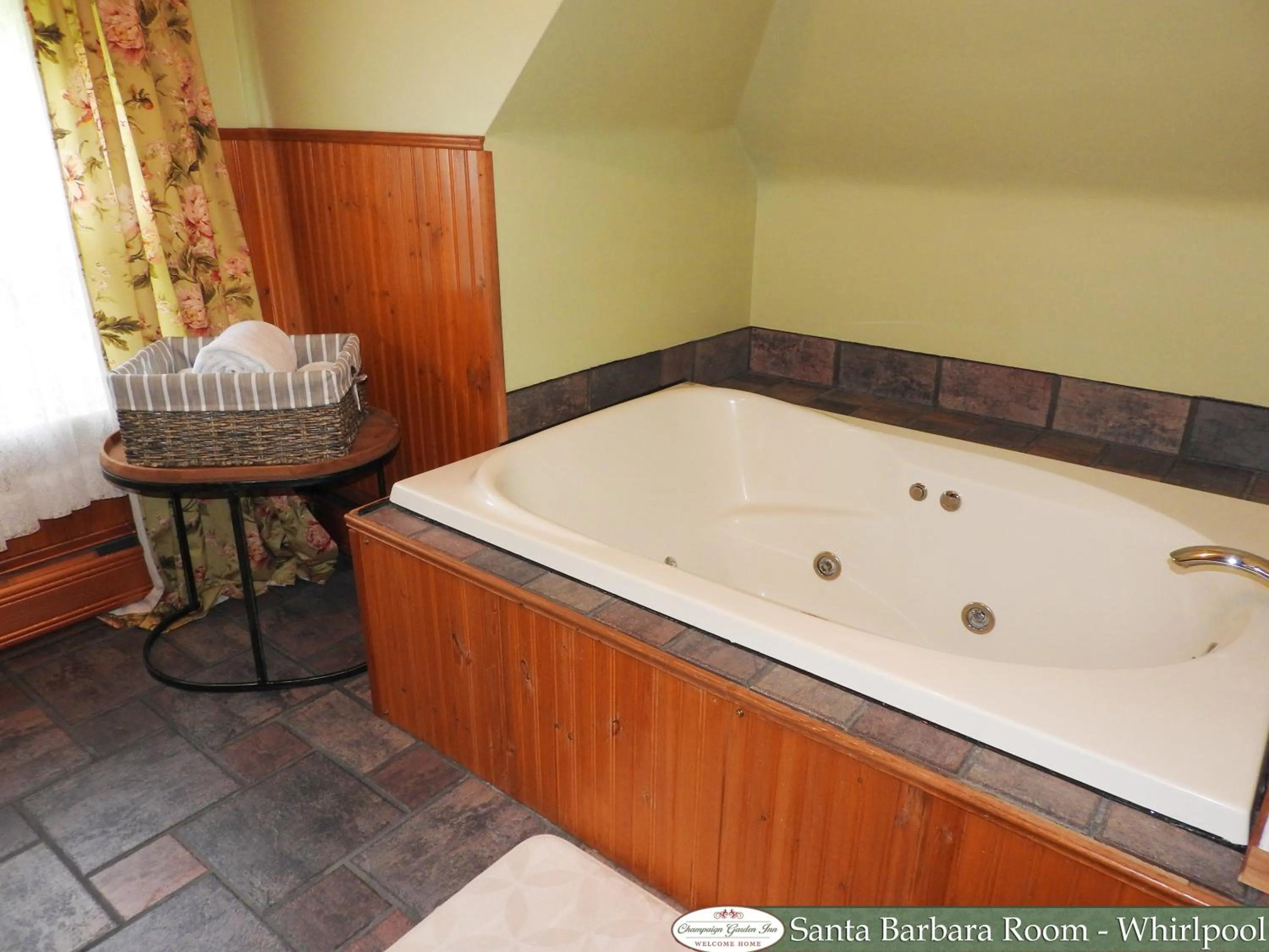 Hot Tub in Champaign Garden Inn