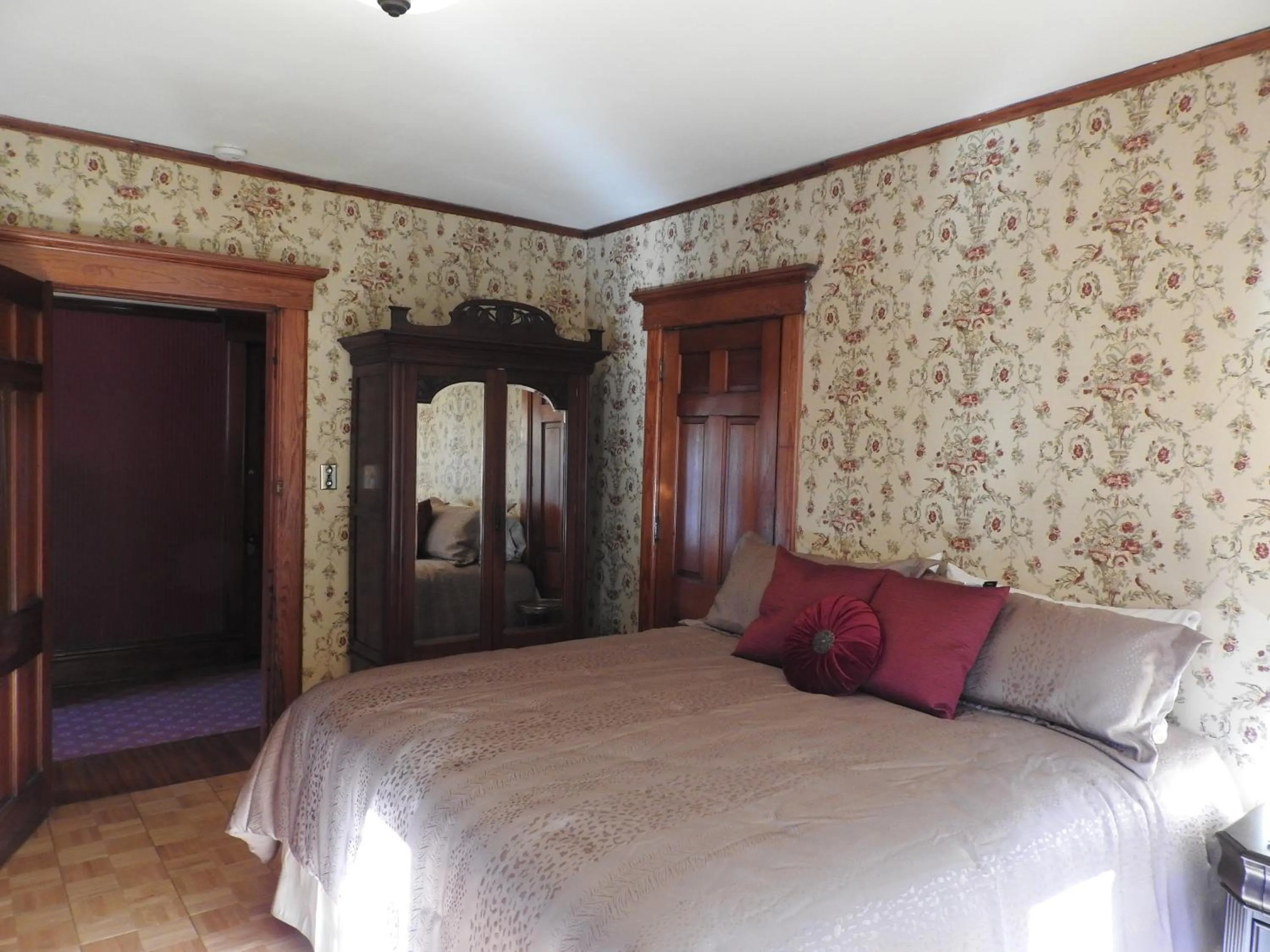 Photo of the whole room, Bed in Champaign Garden Inn