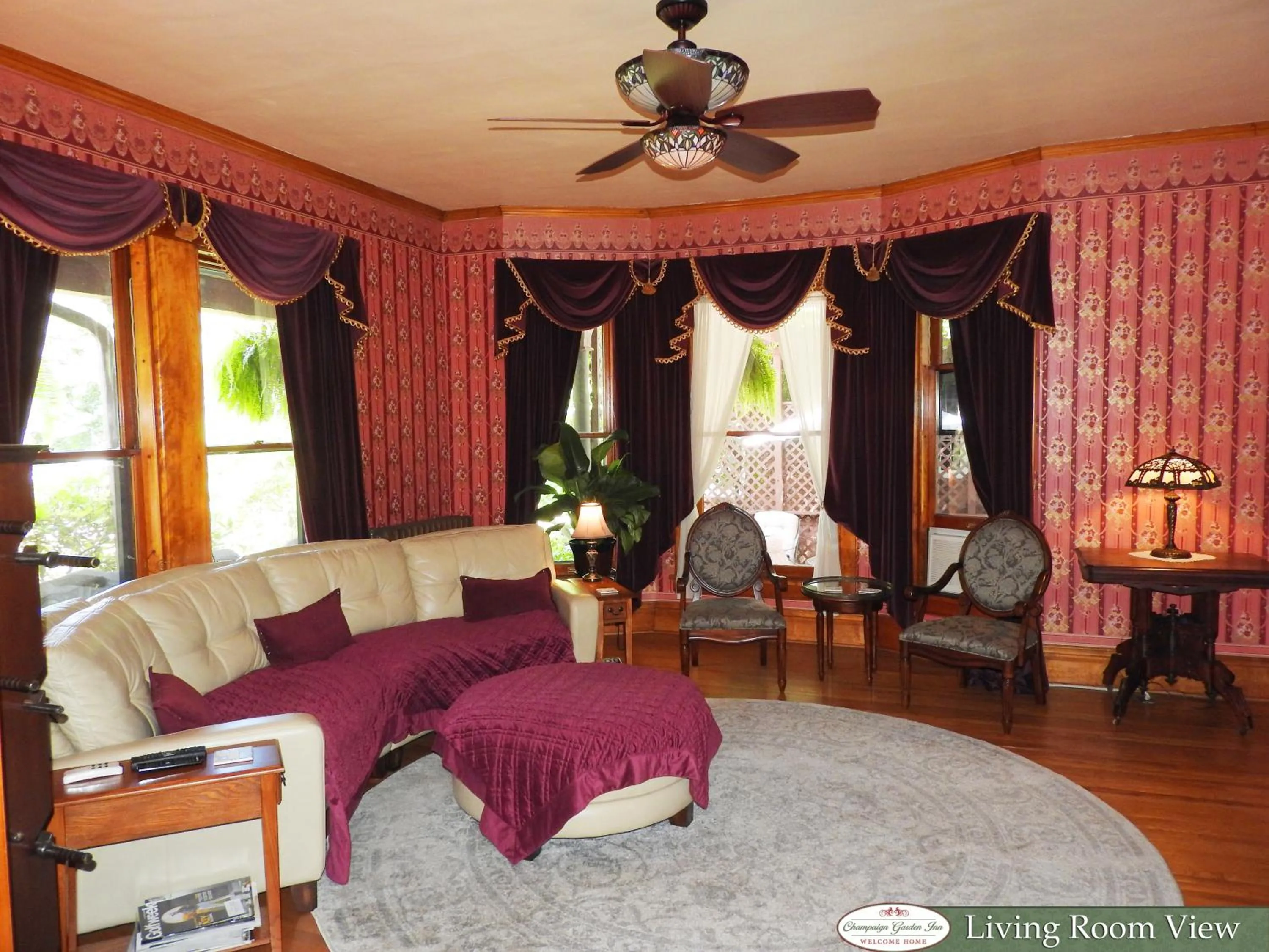 Communal lounge/ TV room in Champaign Garden Inn