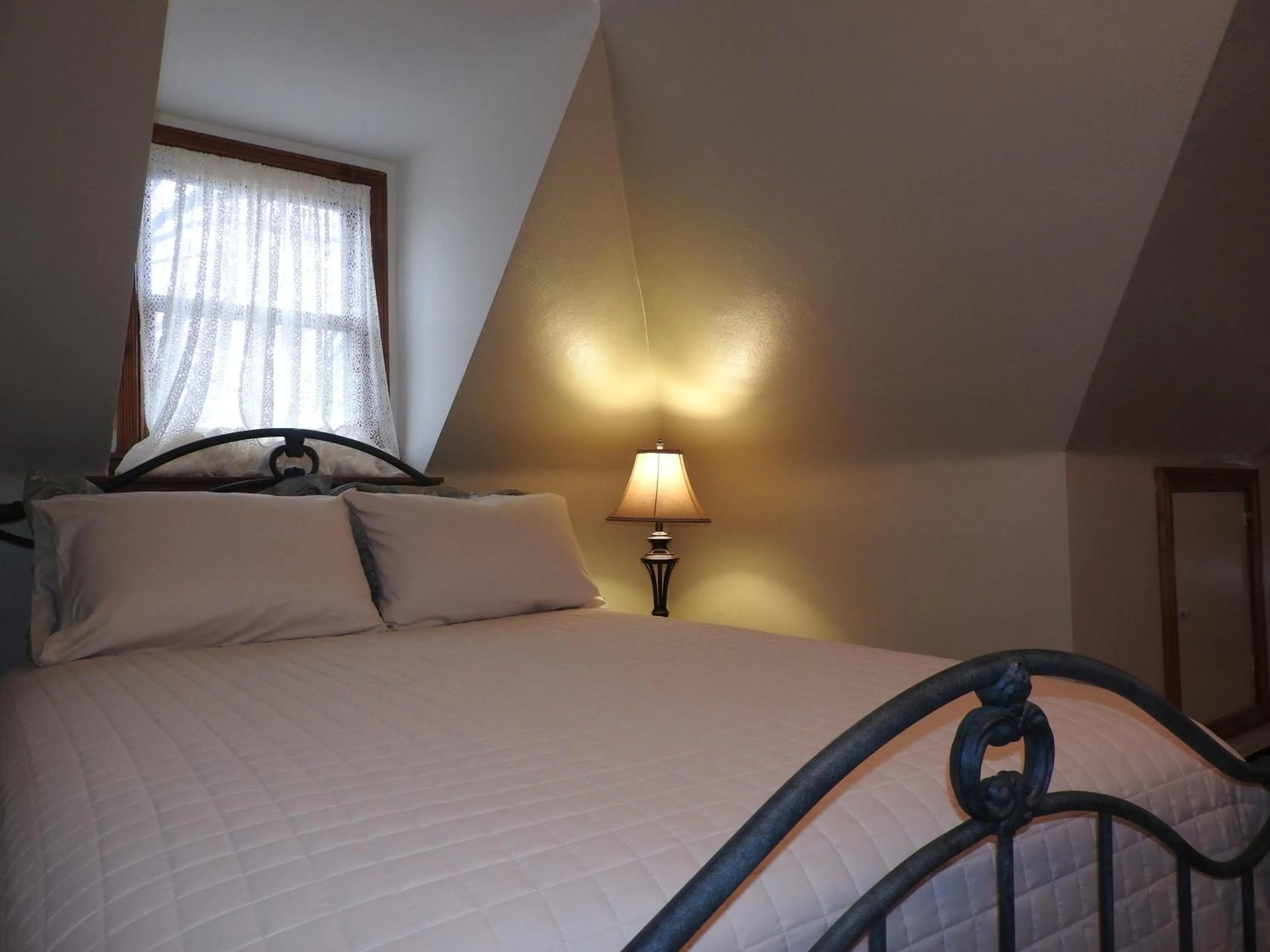 Bedroom, Bed in Champaign Garden Inn