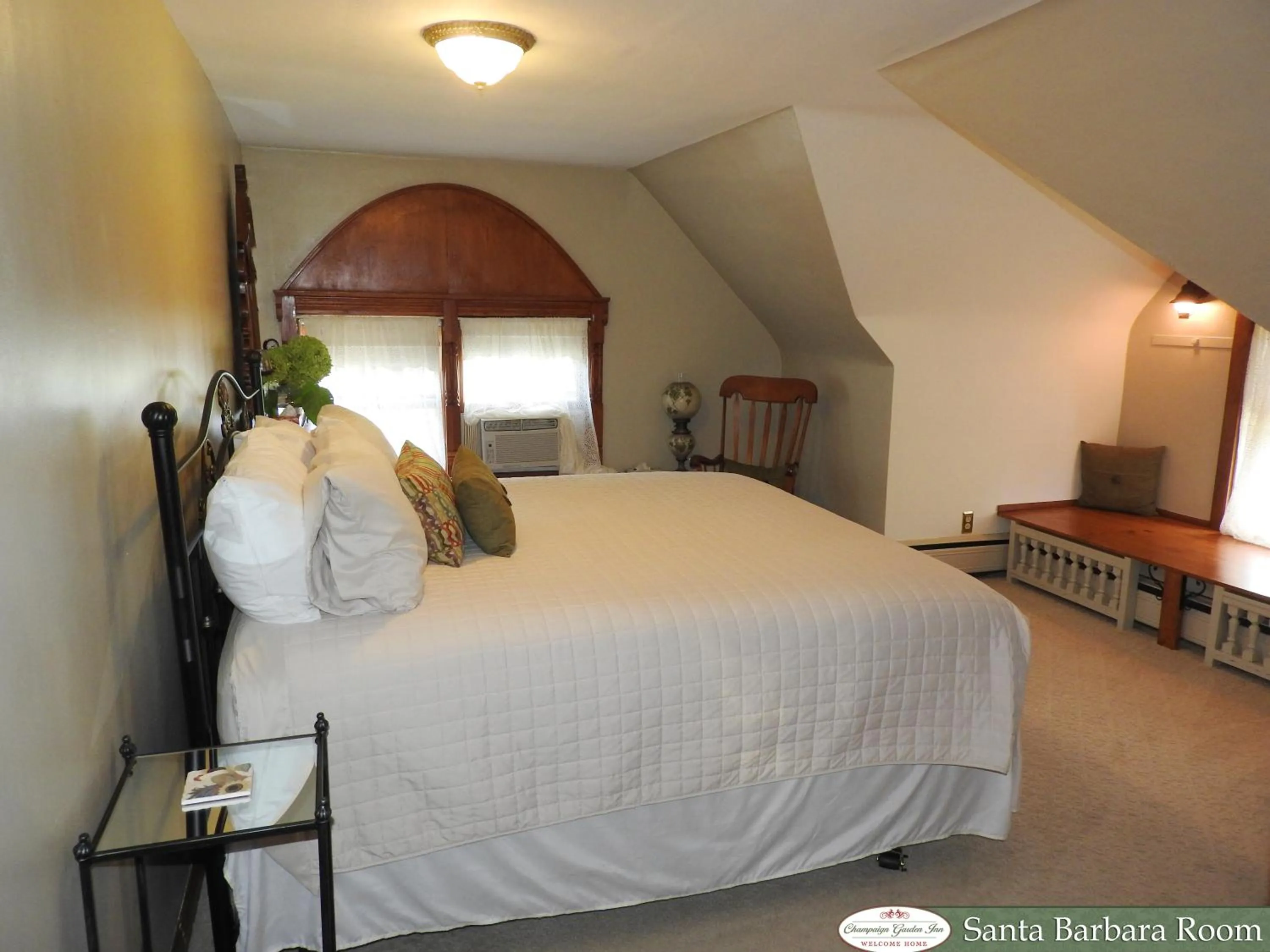 Photo of the whole room, Bed in Champaign Garden Inn
