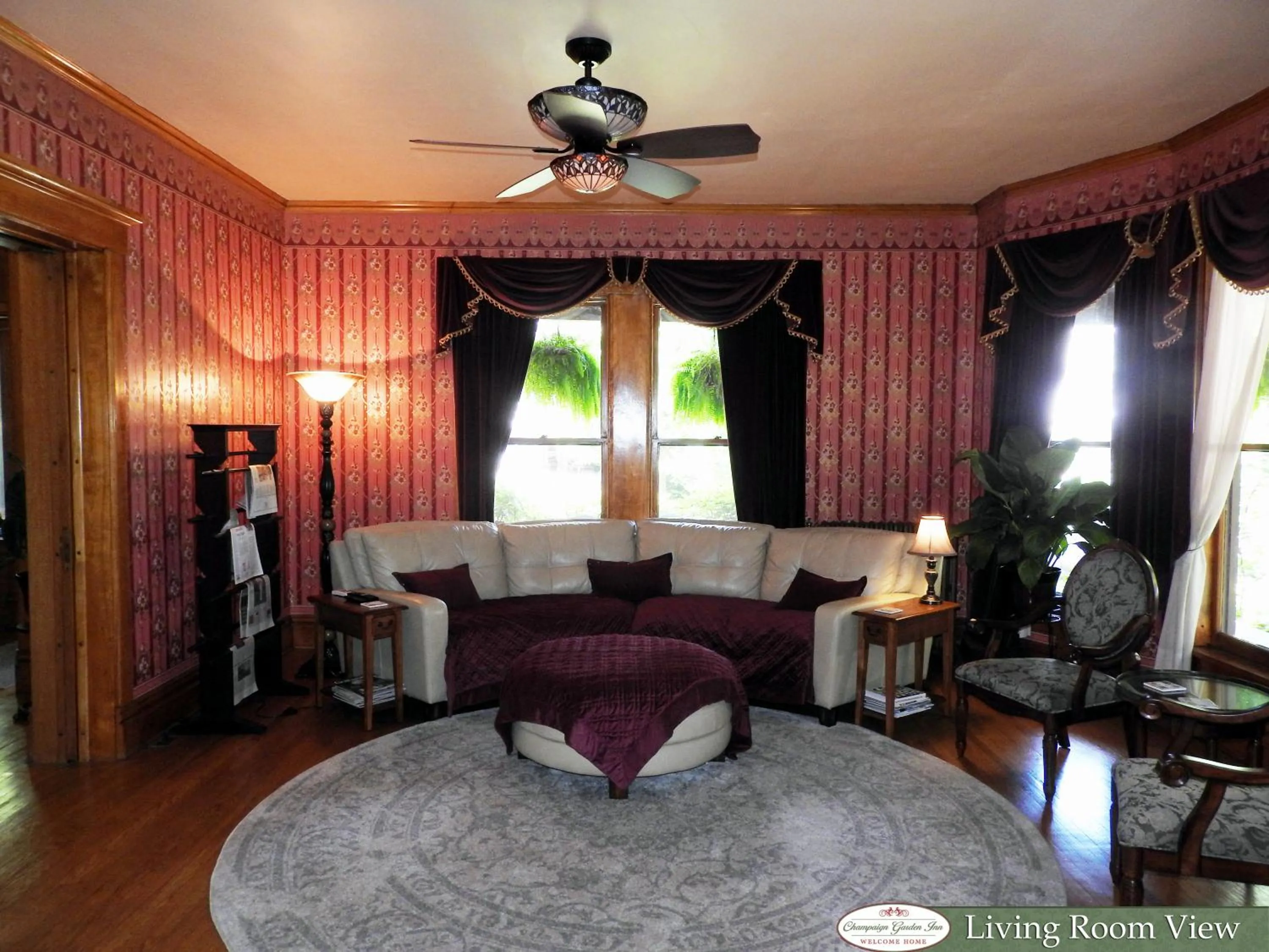 Communal lounge/ TV room in Champaign Garden Inn