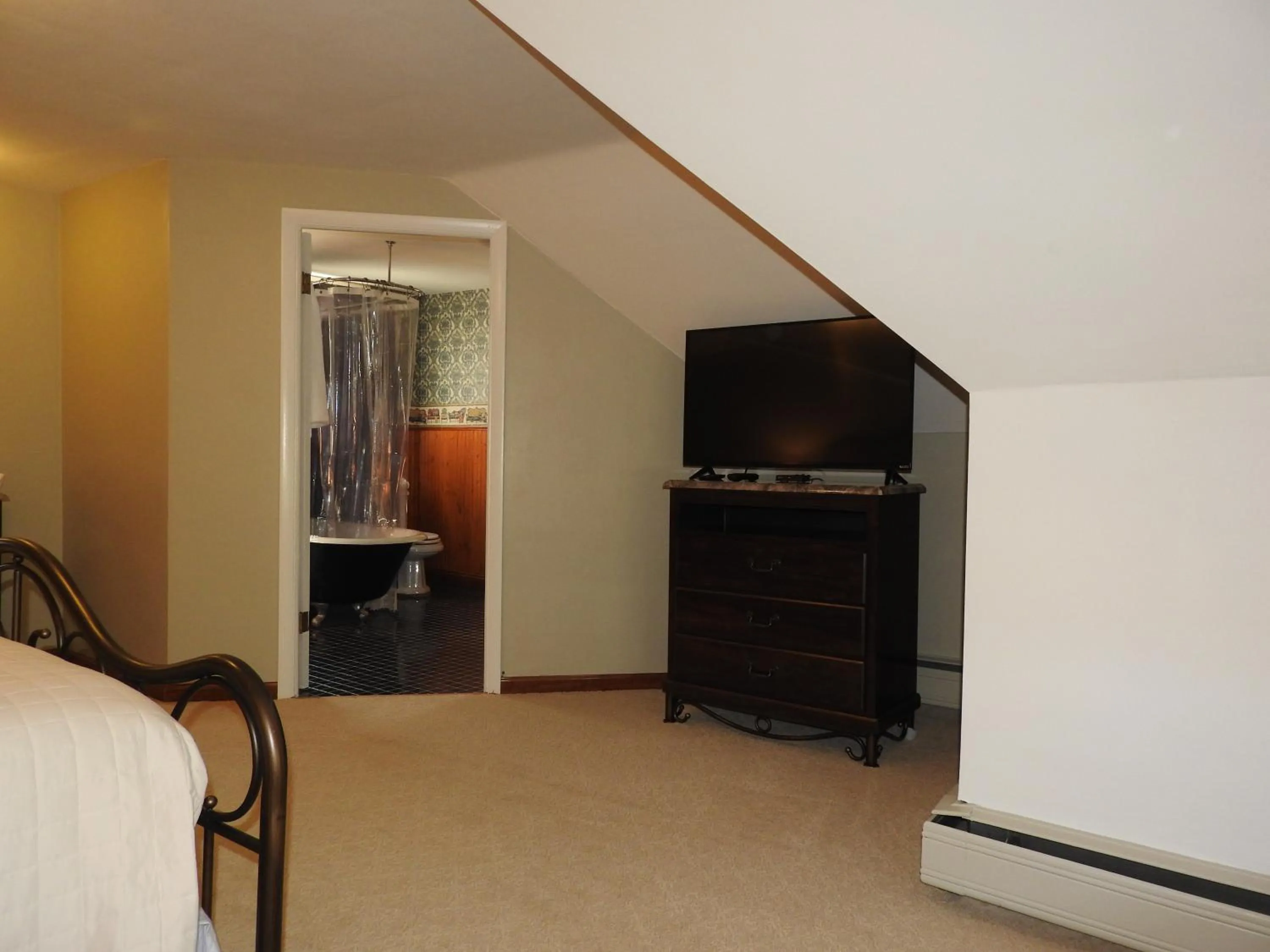 Decorative detail, Bed in Champaign Garden Inn