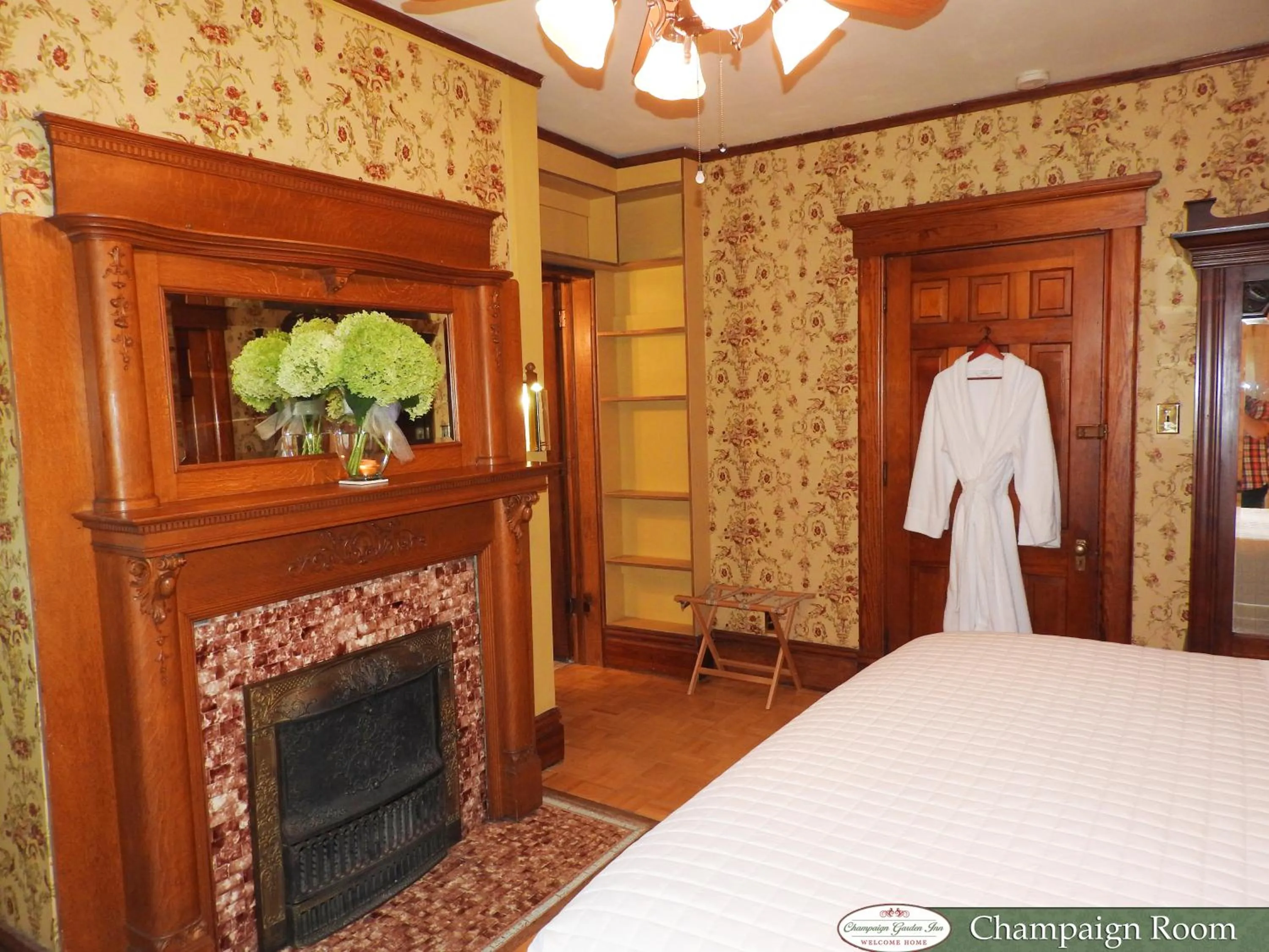 Photo of the whole room in Champaign Garden Inn