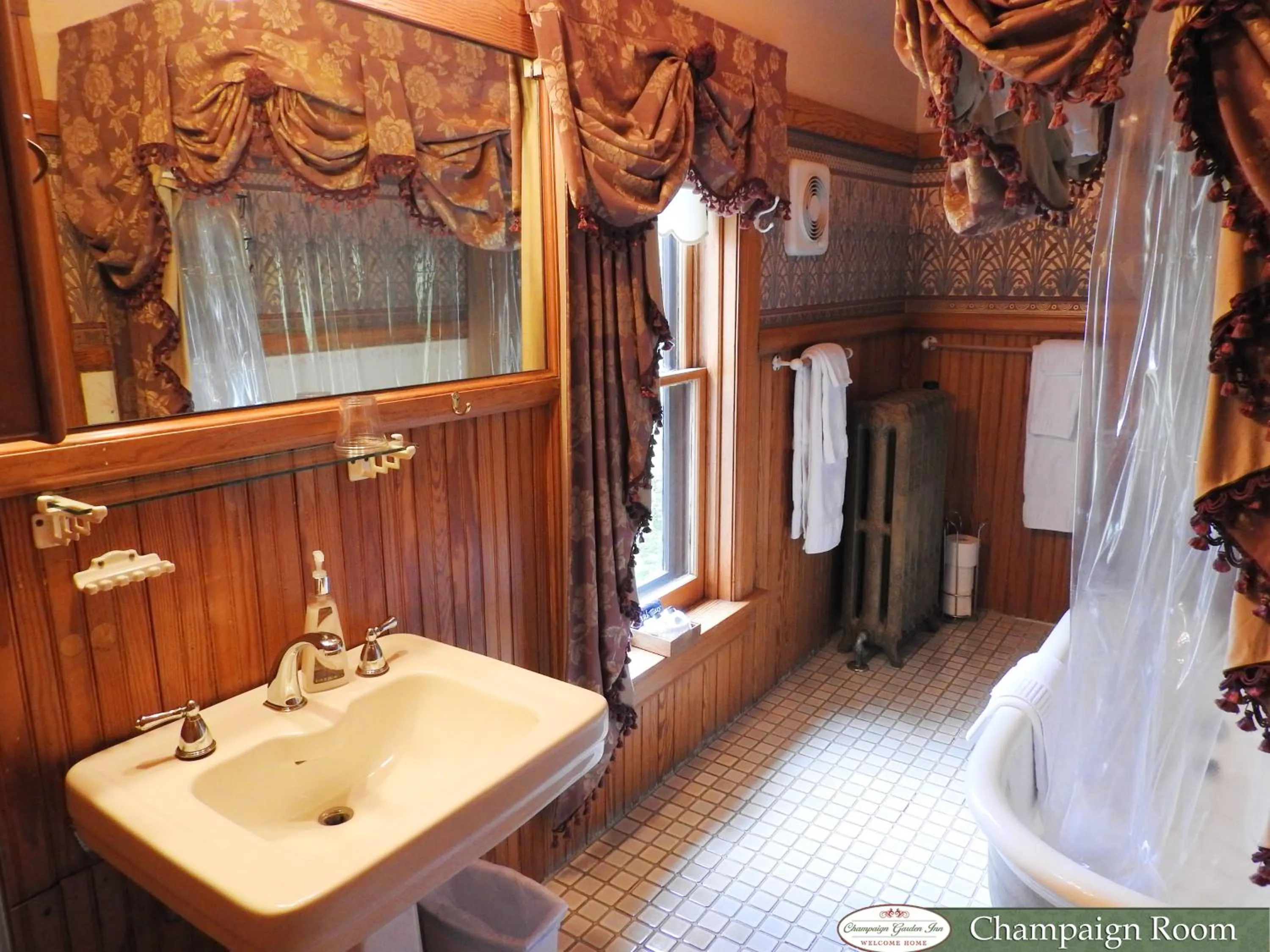 Bathroom in Champaign Garden Inn