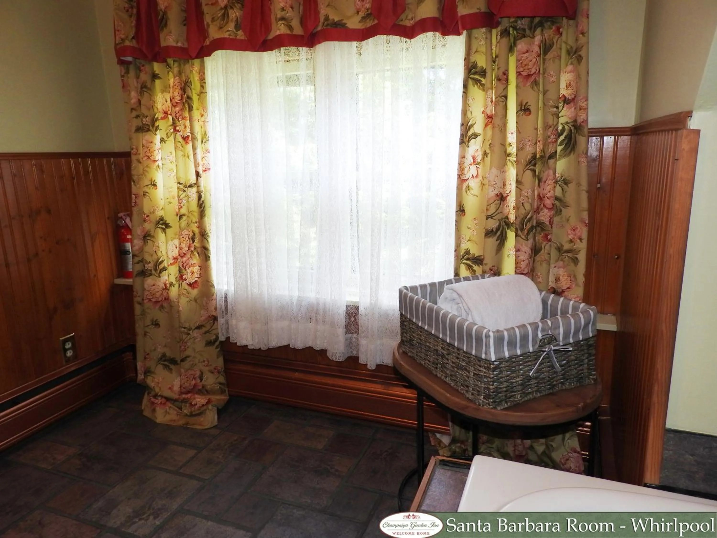 Bathroom, Bed in Champaign Garden Inn