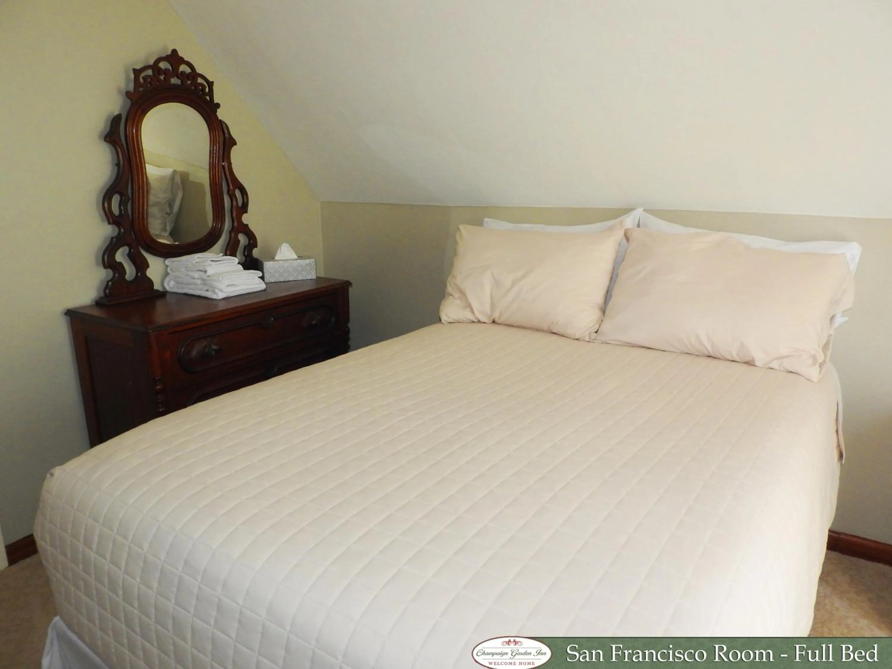 Bed in Champaign Garden Inn