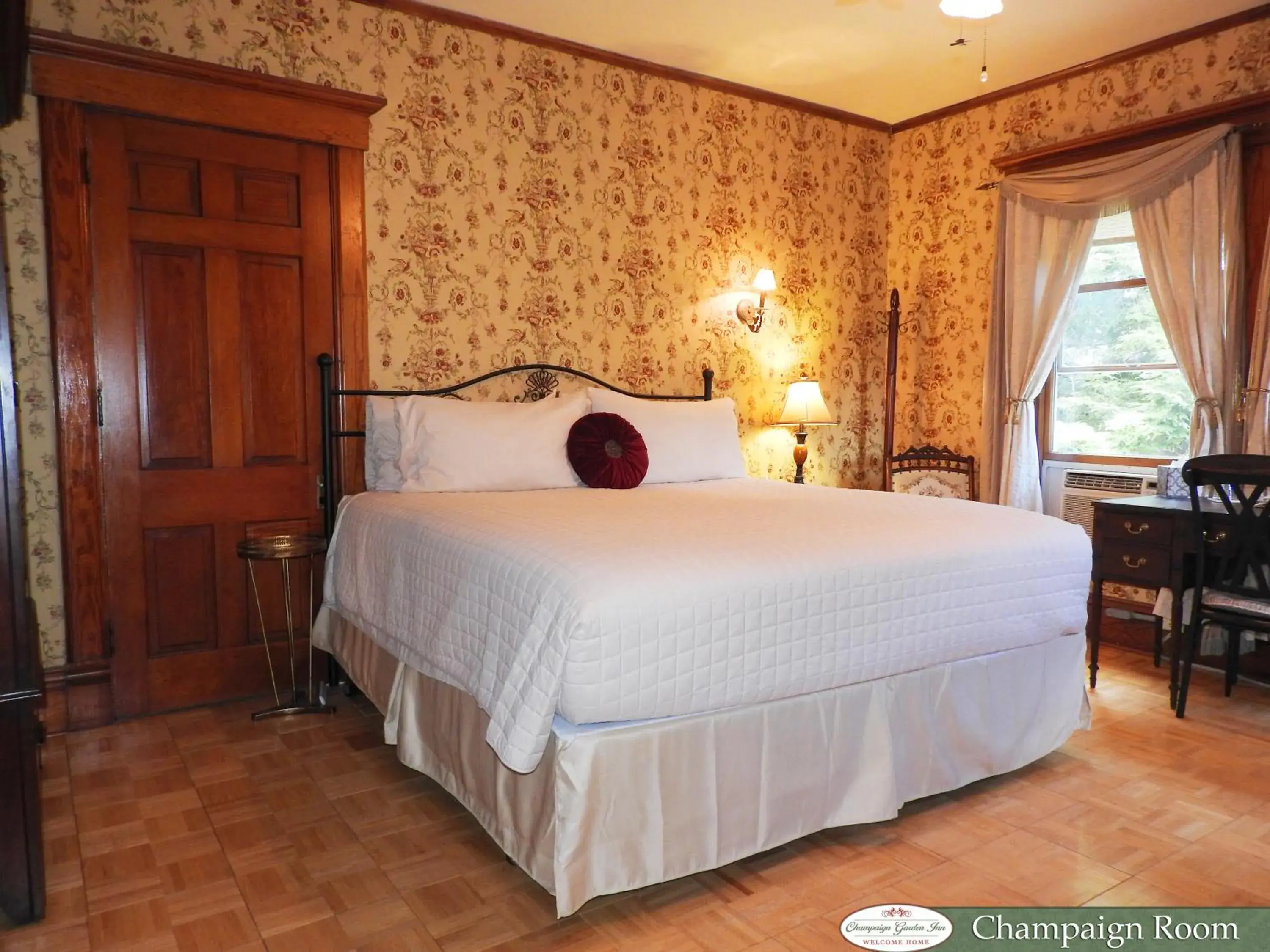 Deluxe Double Room in Champaign Garden Inn Deluxe Double Room in Champaign Garden Inn