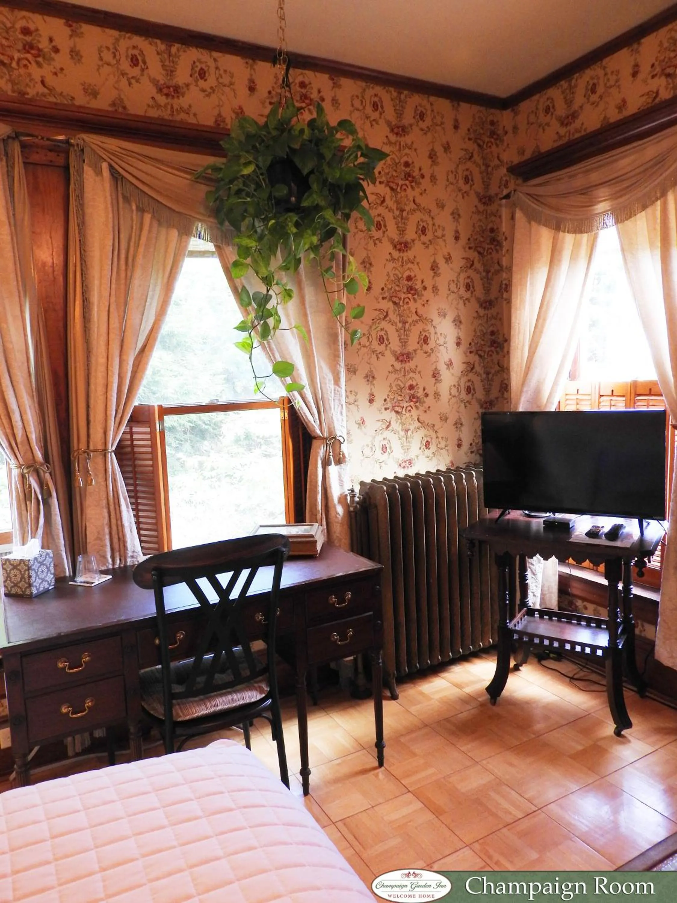 Decorative detail in Champaign Garden Inn