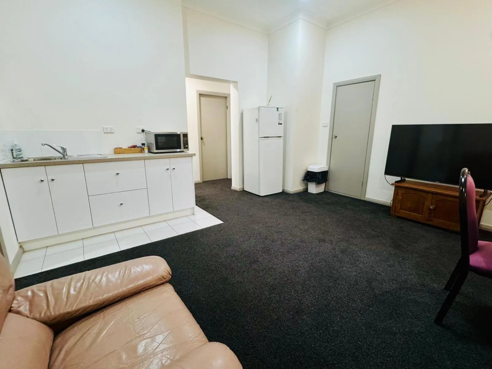 Ten Dollar Town Motel