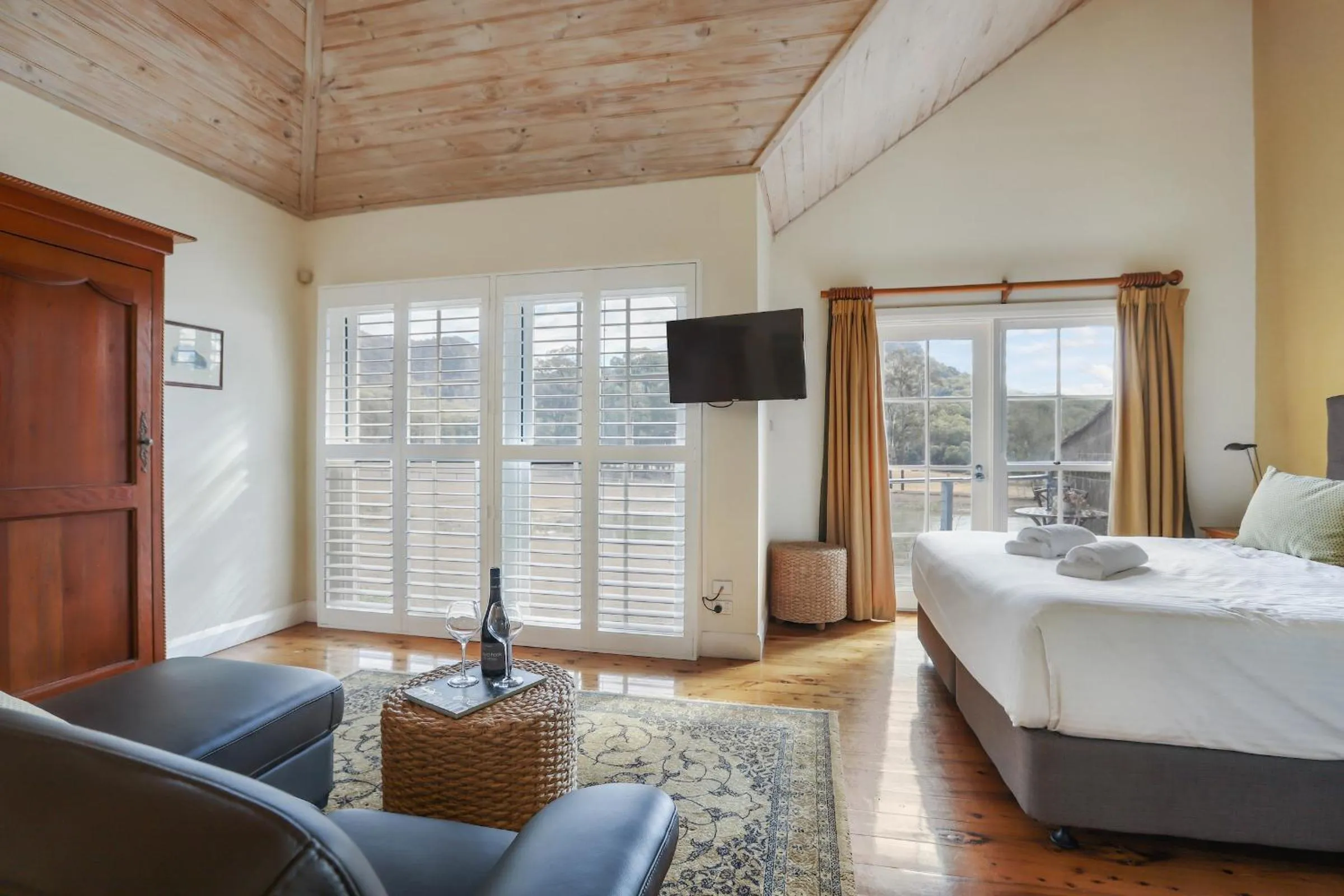 Seating area, Bed in Brokenback Views Country Estate Hunter Valley