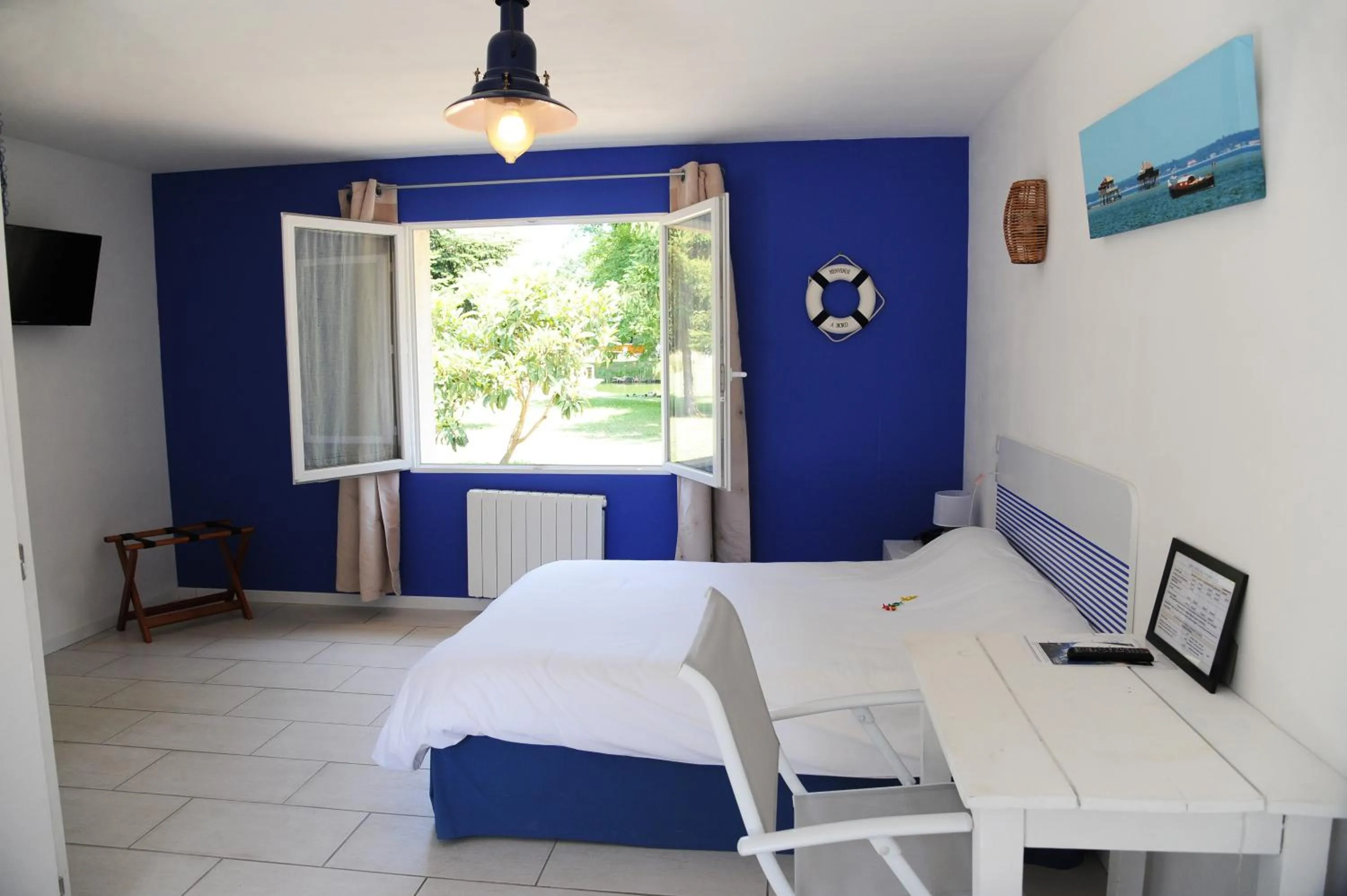 Photo of the whole room, Bed in Hôtel Restaurant Le Relais de l'Estuaire